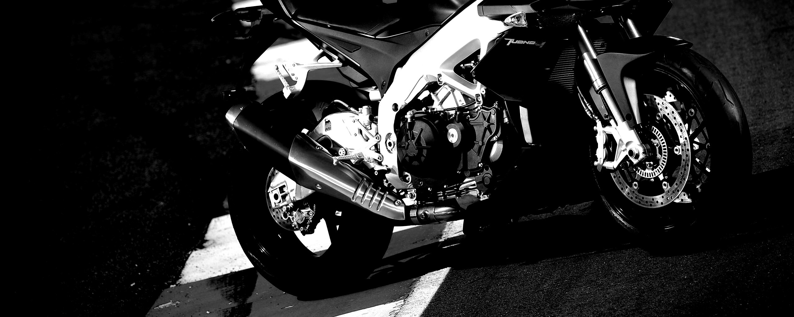 Спортивный мотоцикл Априлия на треке  обои