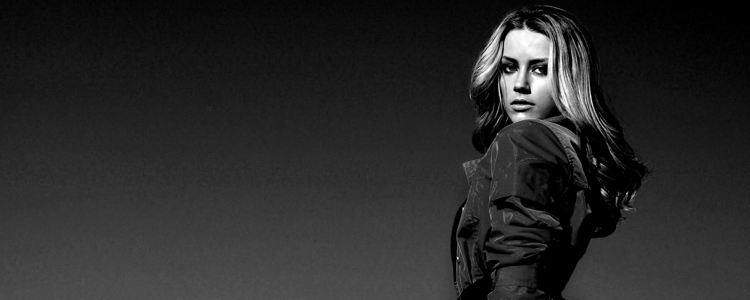 Амбер Хёрд и вид на город обои