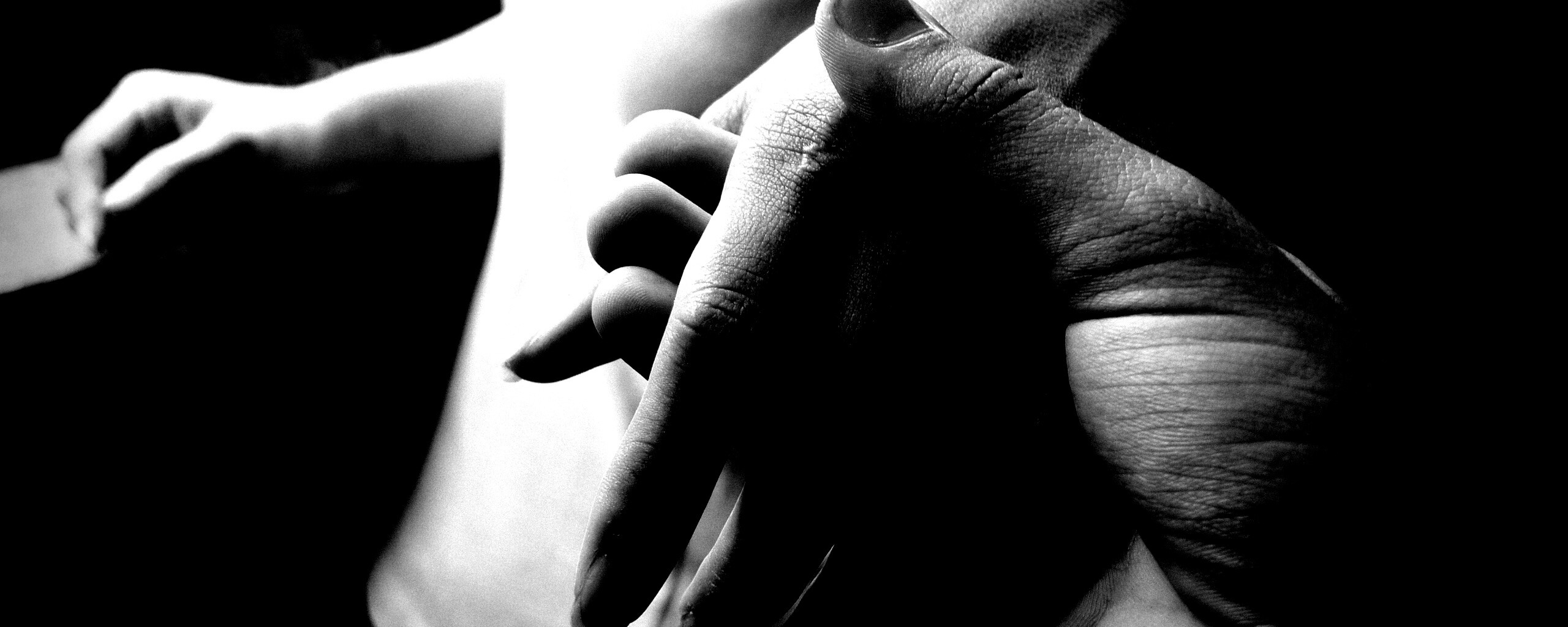 Прикосновение рук обои