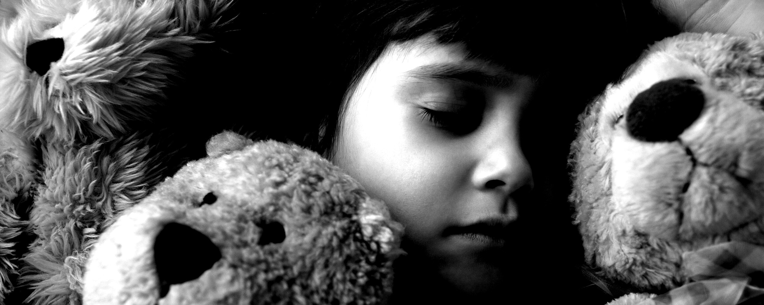 Девочка спит с мишками в обнимку обои