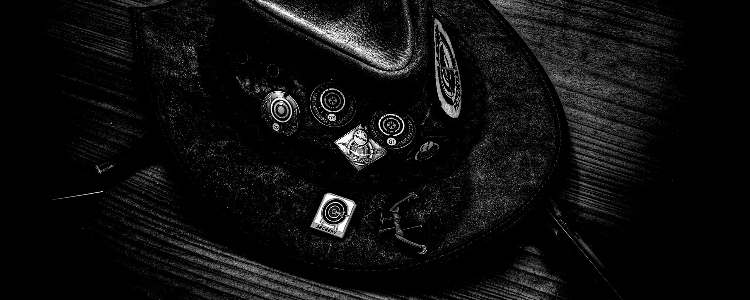 Шляпа и стрелы обои