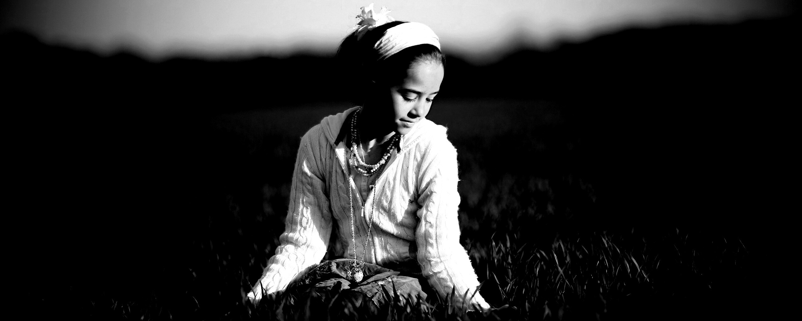 Девочка на траве обои