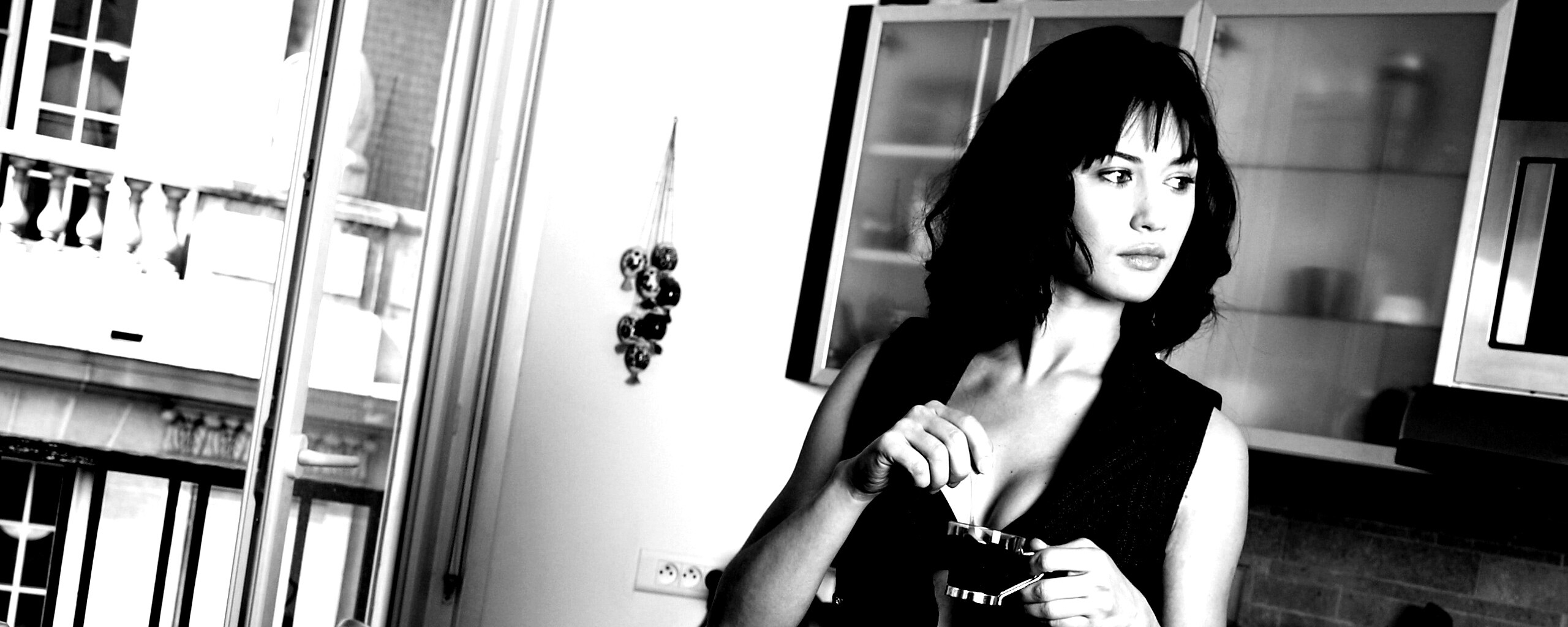 Ольга Куриленко пьет кофе обои