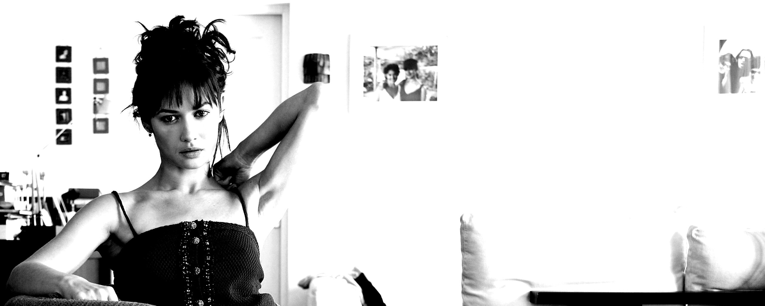 Ольга Куриленко на кресле обои