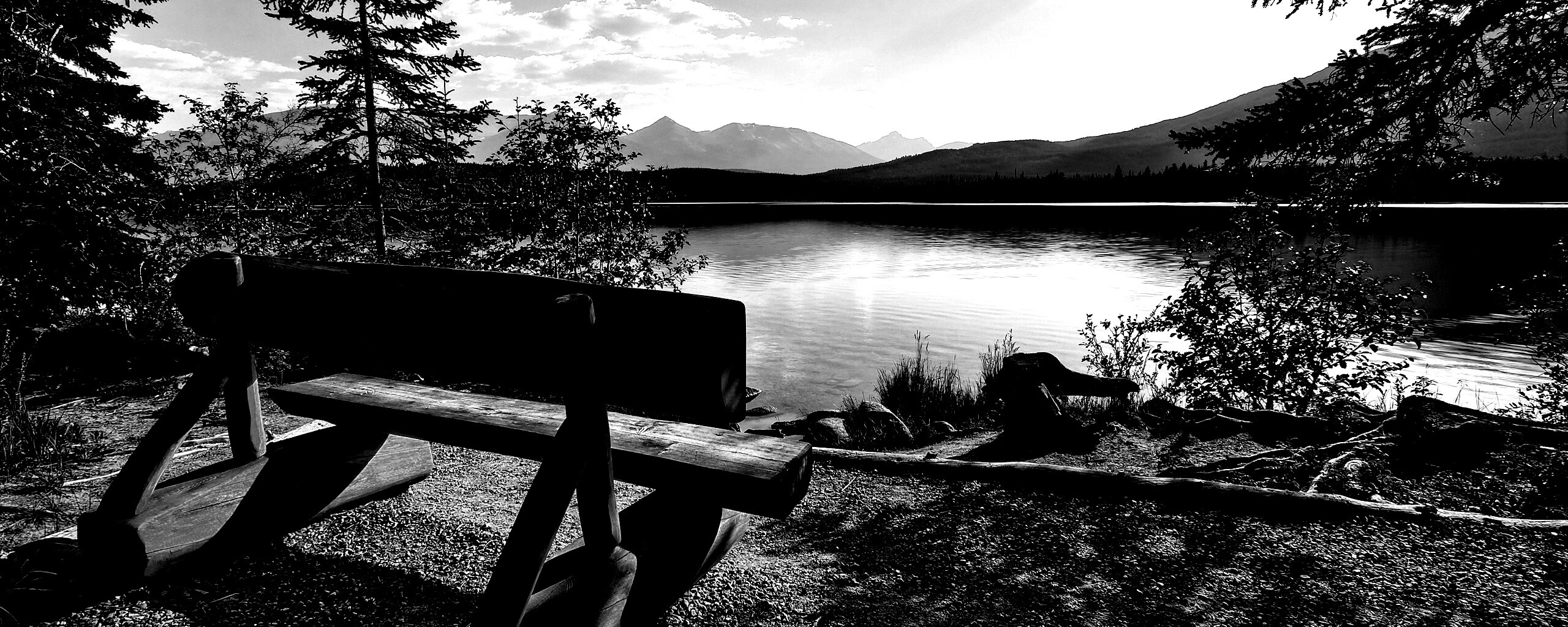 Деревянная скамья на берегу озера обои