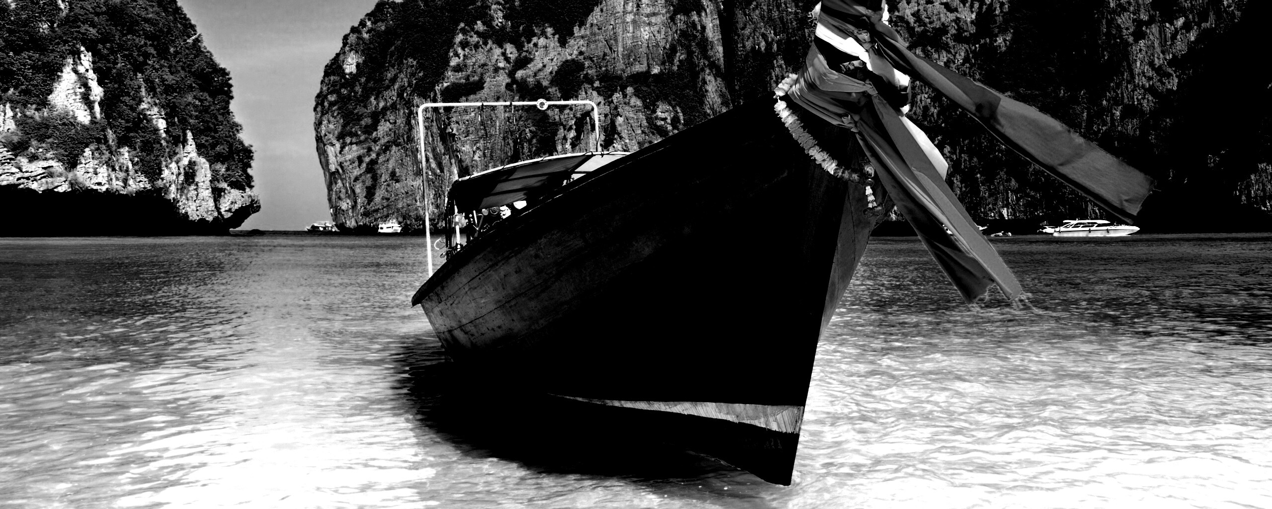 Лодка в райских водах обои