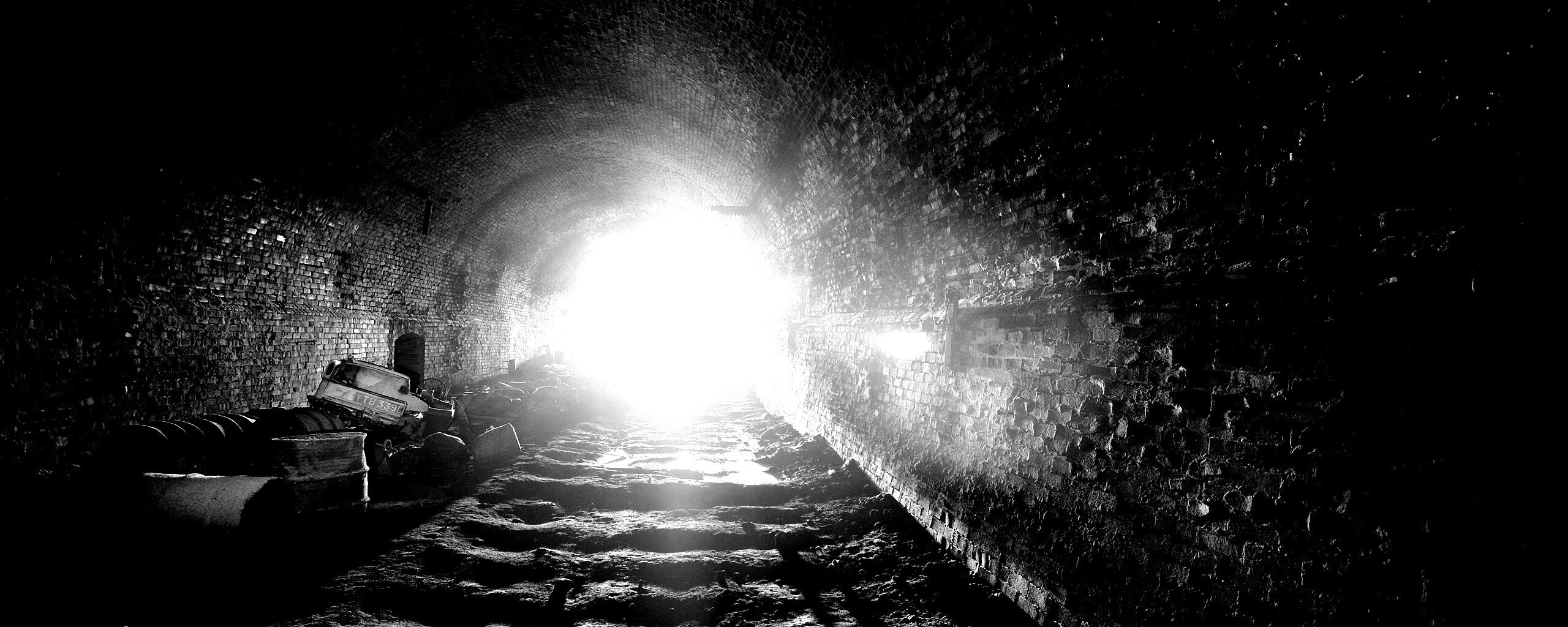 Захламленный тоннель обои