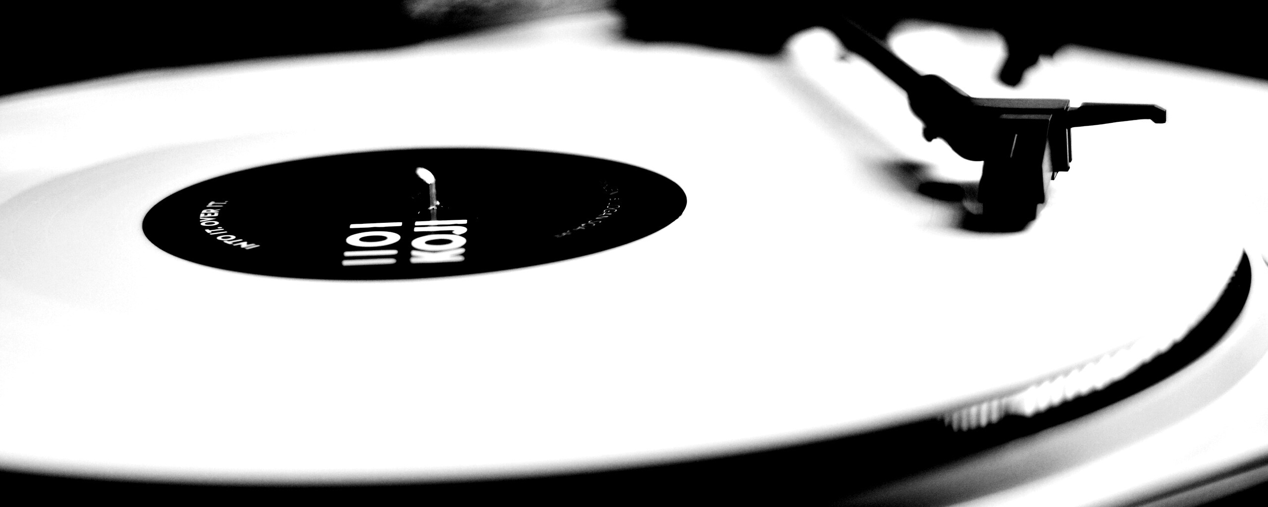 Пластинка на пульте диджея обои