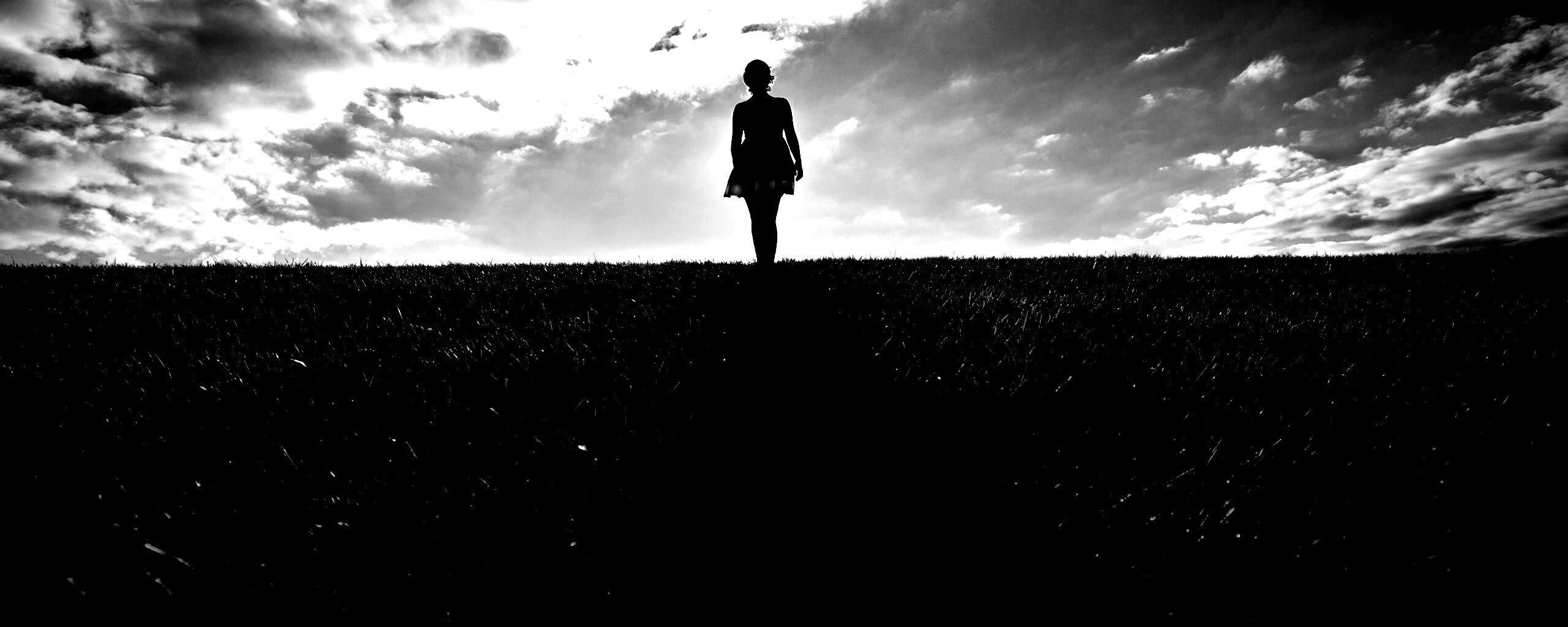Силуэт девочки на поле обои