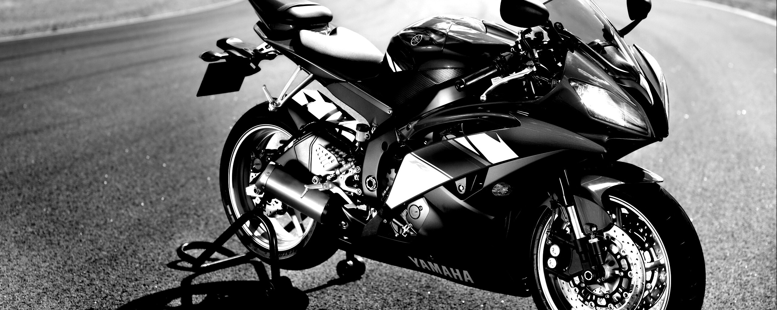 Мотоцикл Ямаха с блокиратором заднего колеса обои