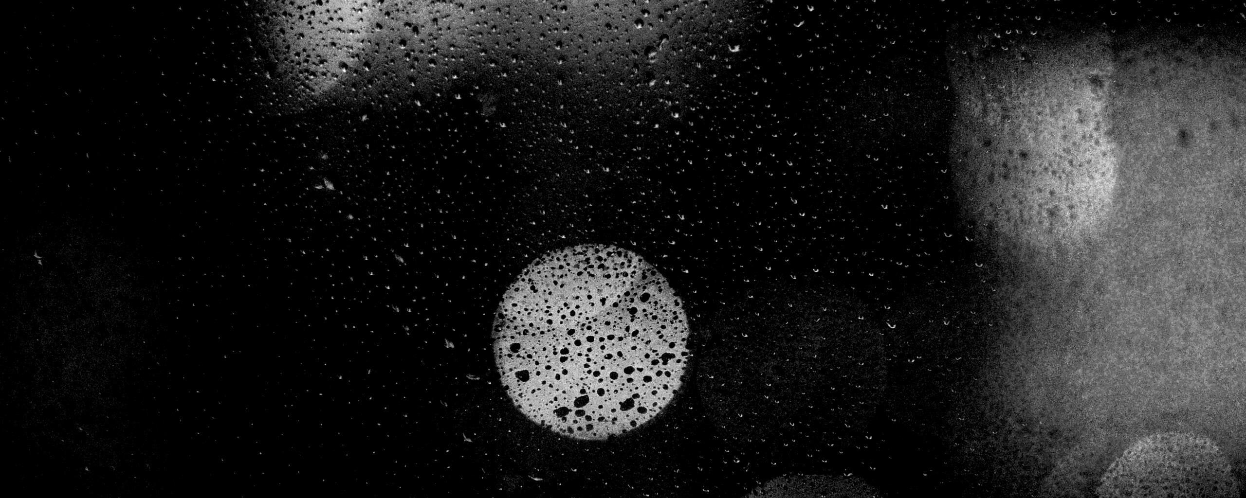 Блики за мокрым стеклом обои