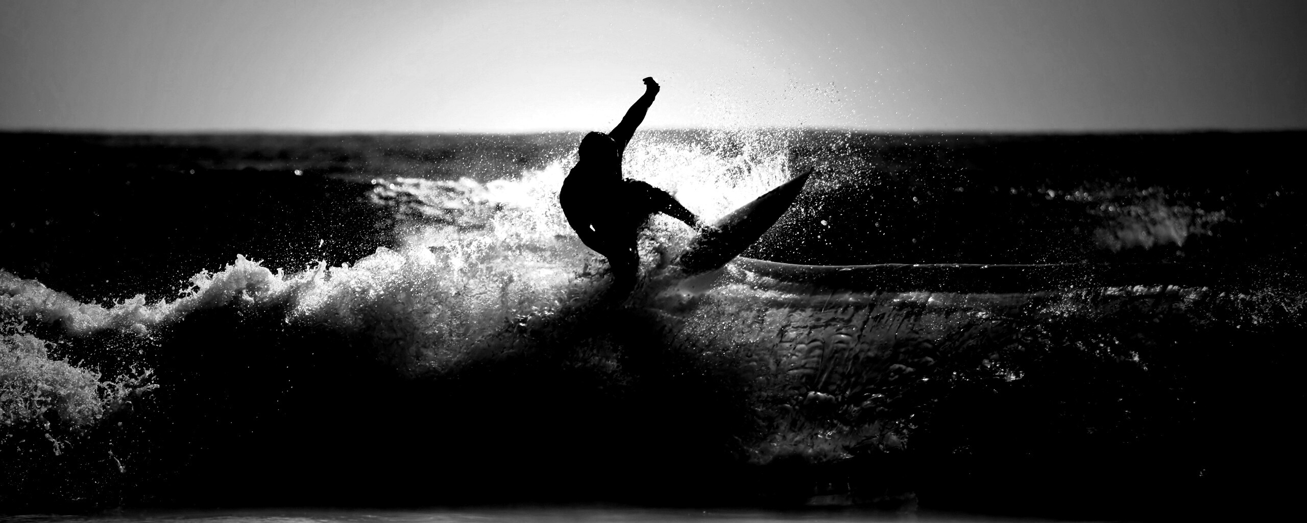 Сёрфер поймал волну обои