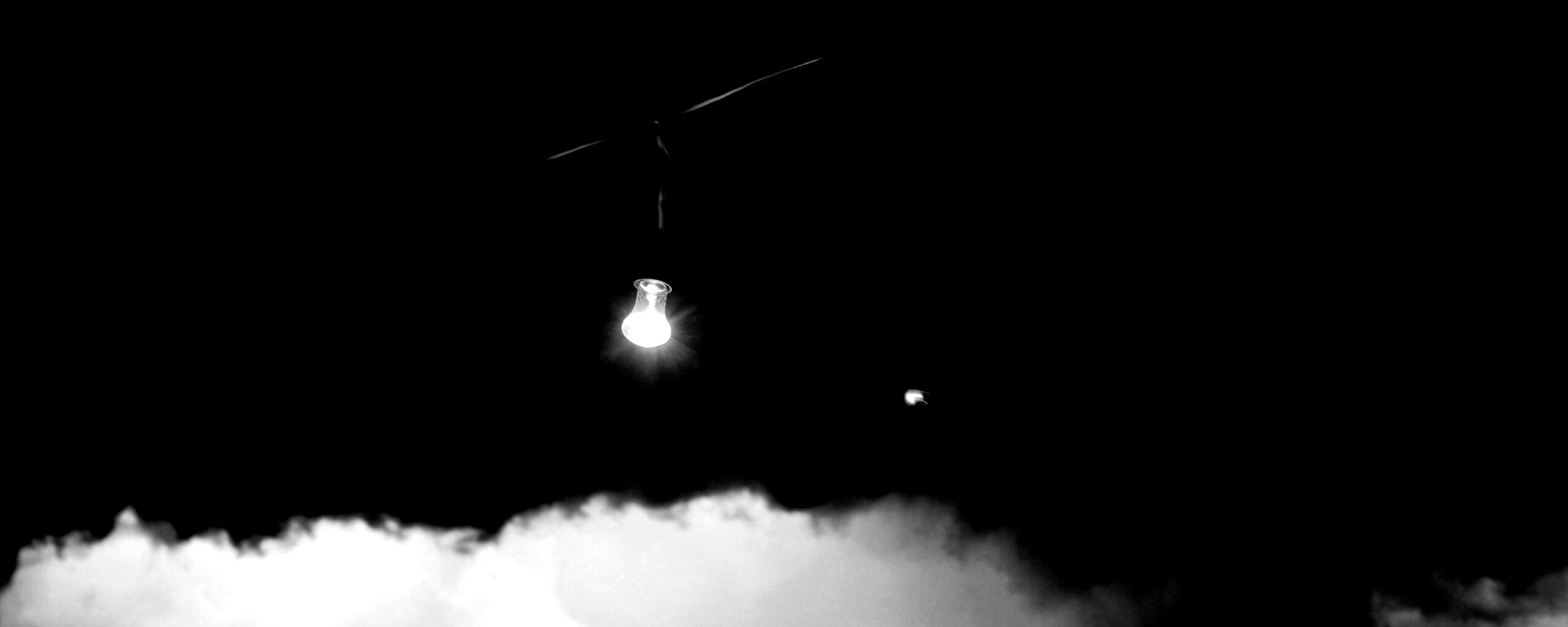 Лампочка на фоне туч обои