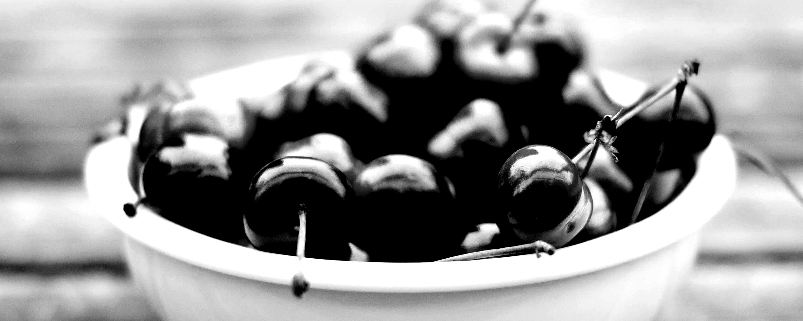 Миска спелой черешни обои