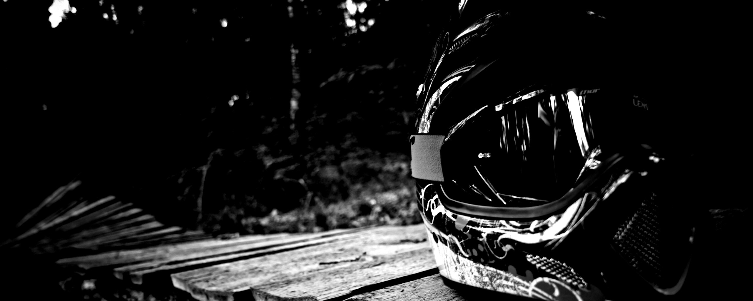 Шлем на лесной велотрассе обои