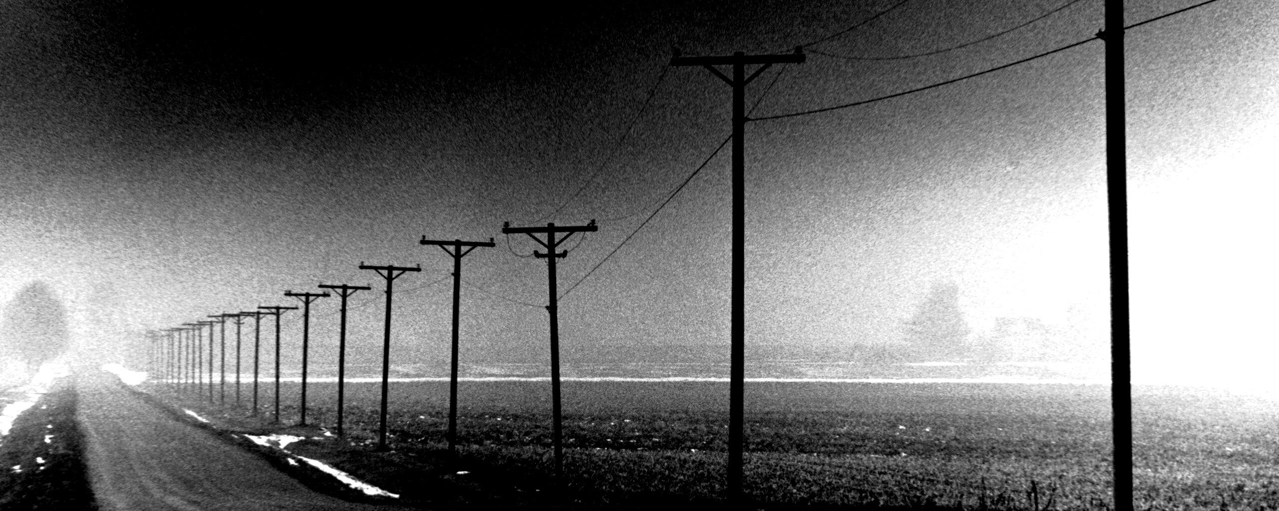 Столбы вдоль дороги обои