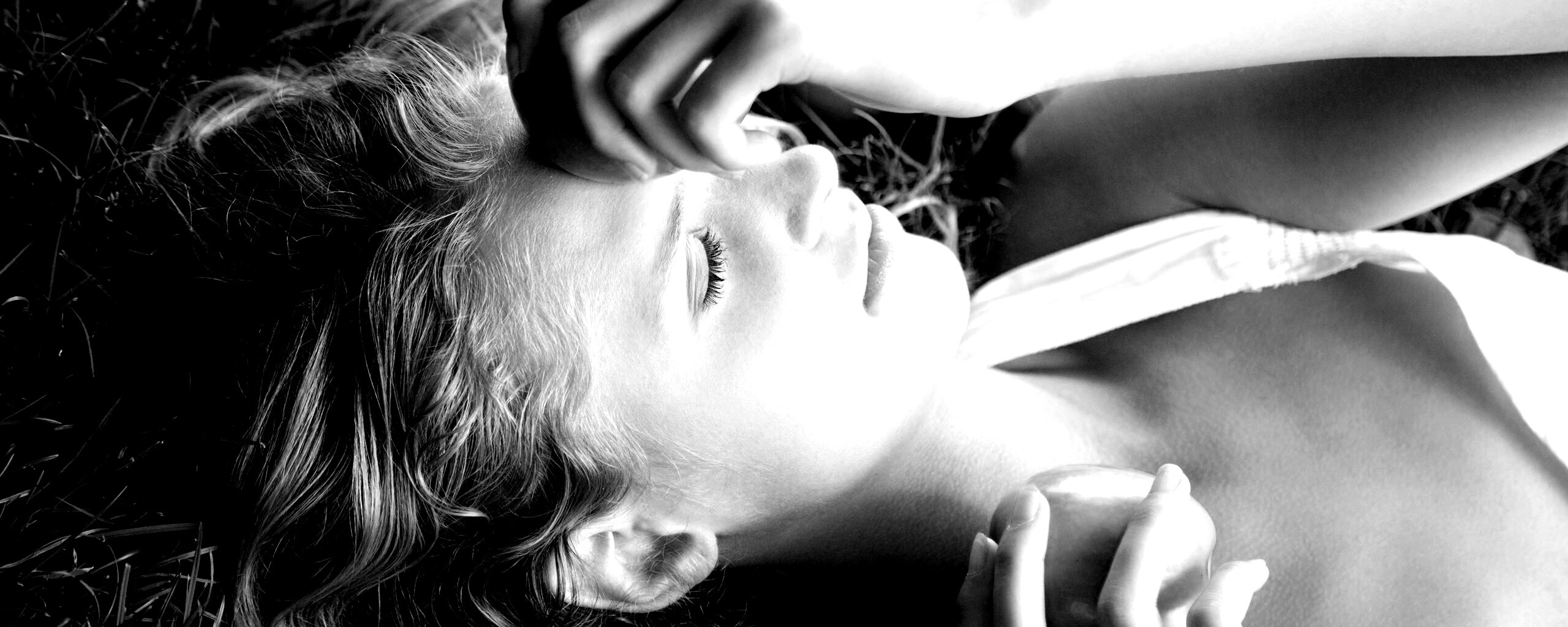 Девушка с яблоками обои