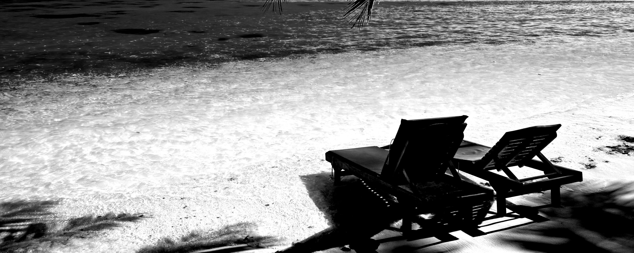 Шезлонги у самой воды обои