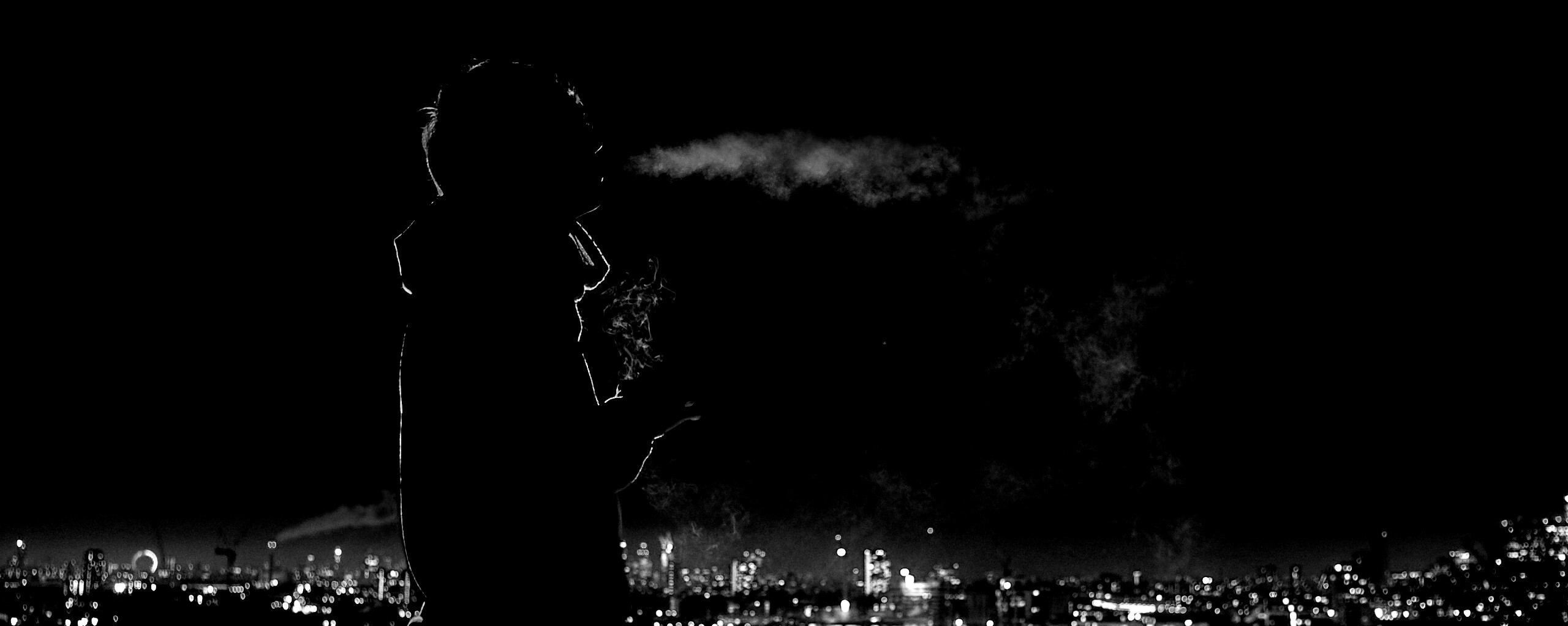 Курящий на крыше парень обои