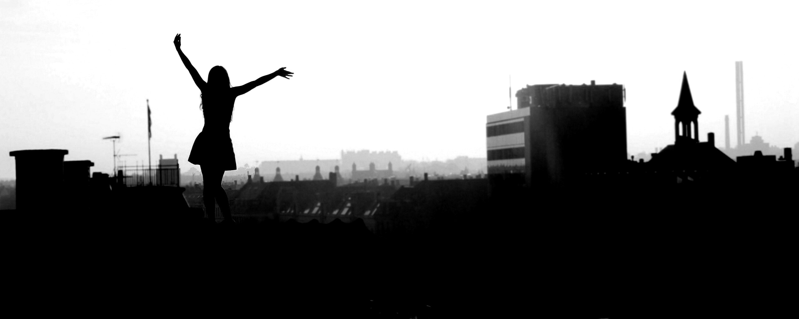 Девушка на крыше обои