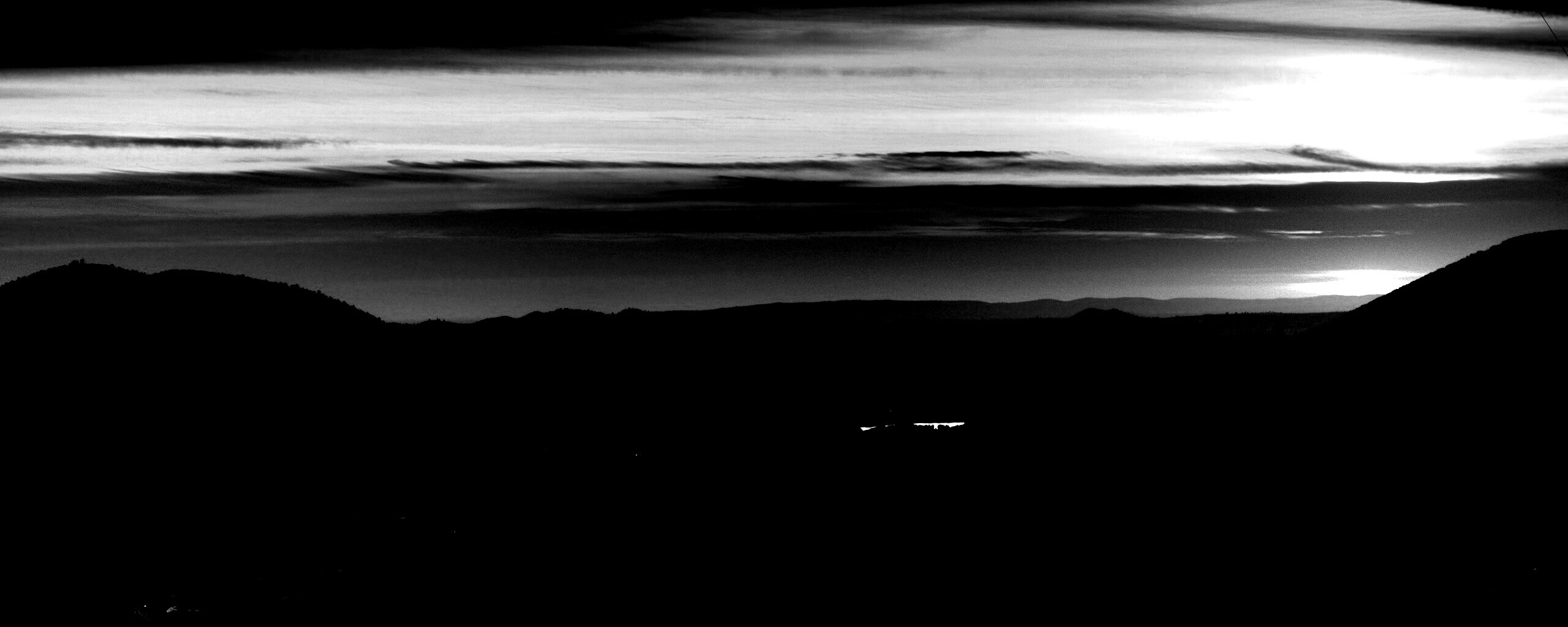 Дорога спускается с гор в долину обои