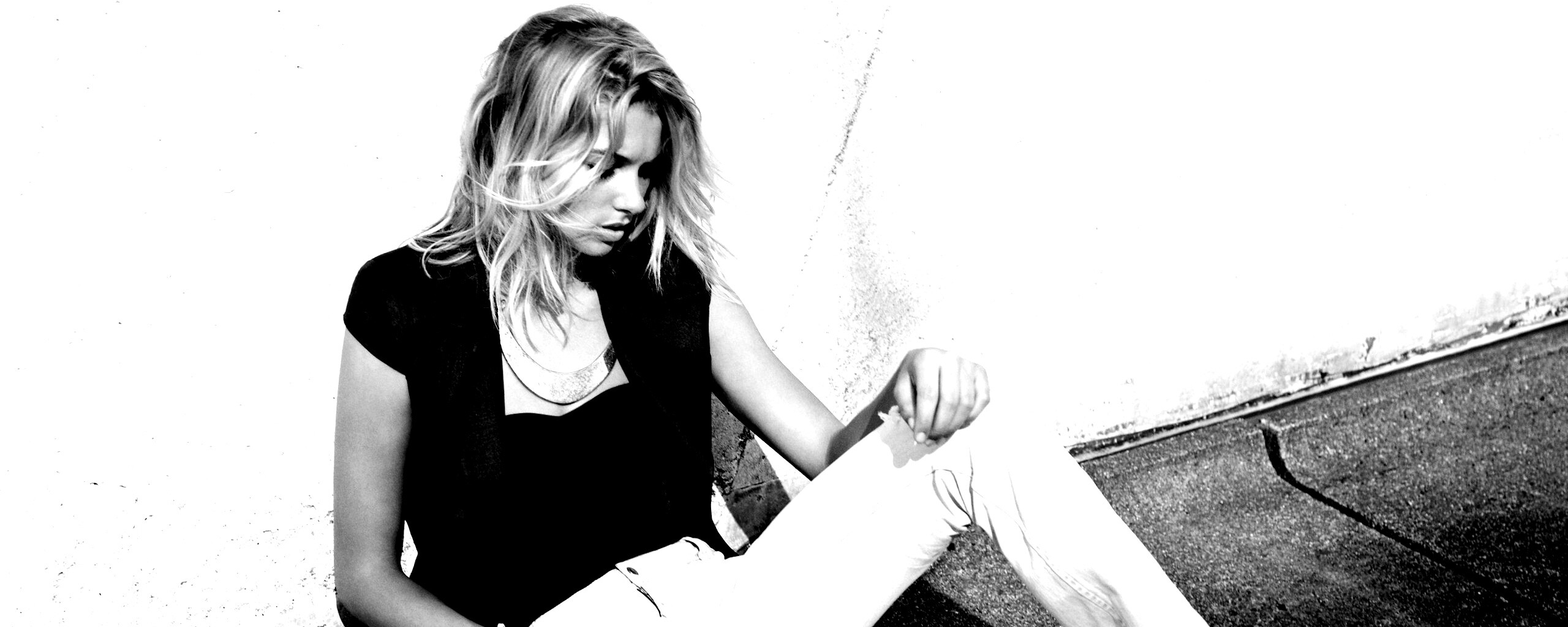 Девушка у стены обои