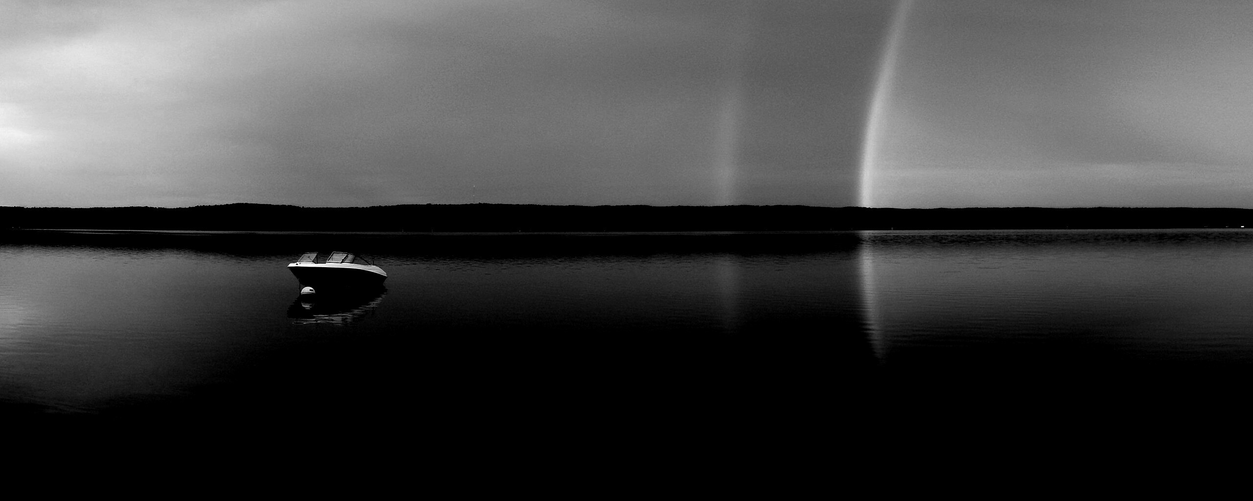 Катер на озере обои