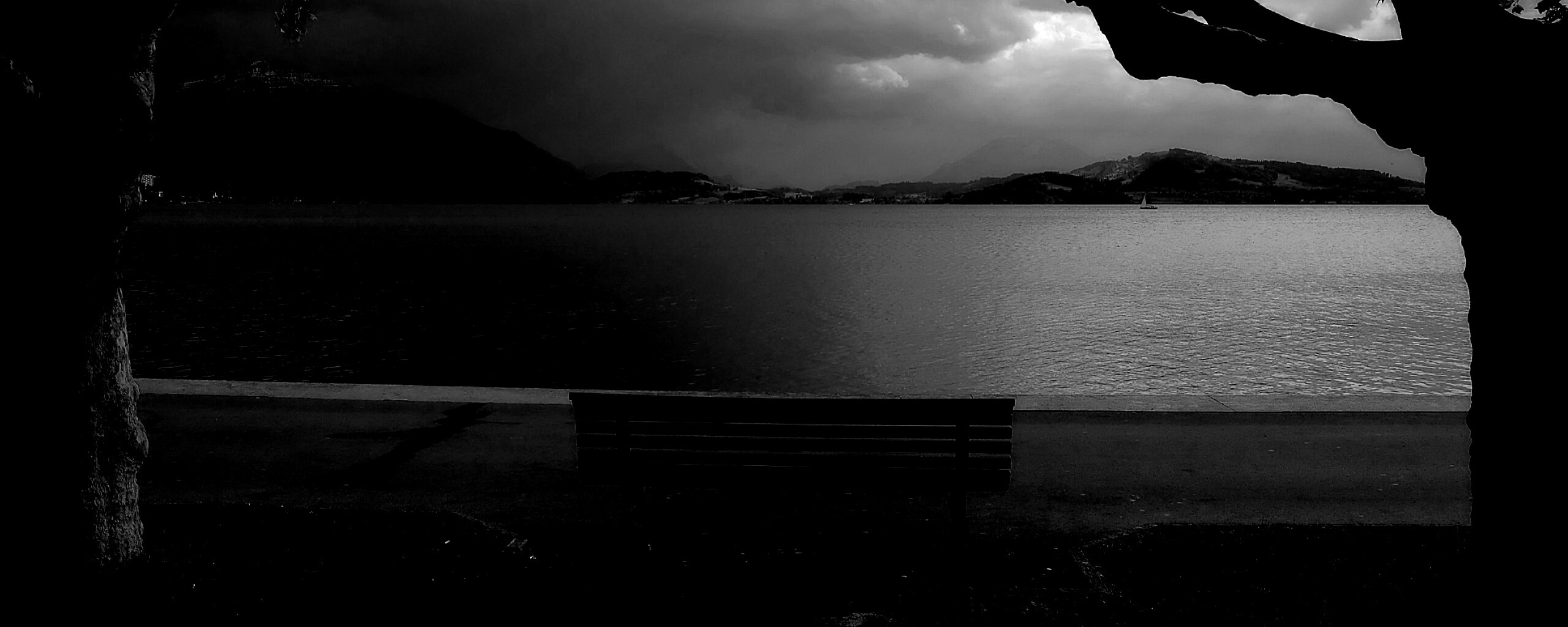 Скамейка на берегу обои