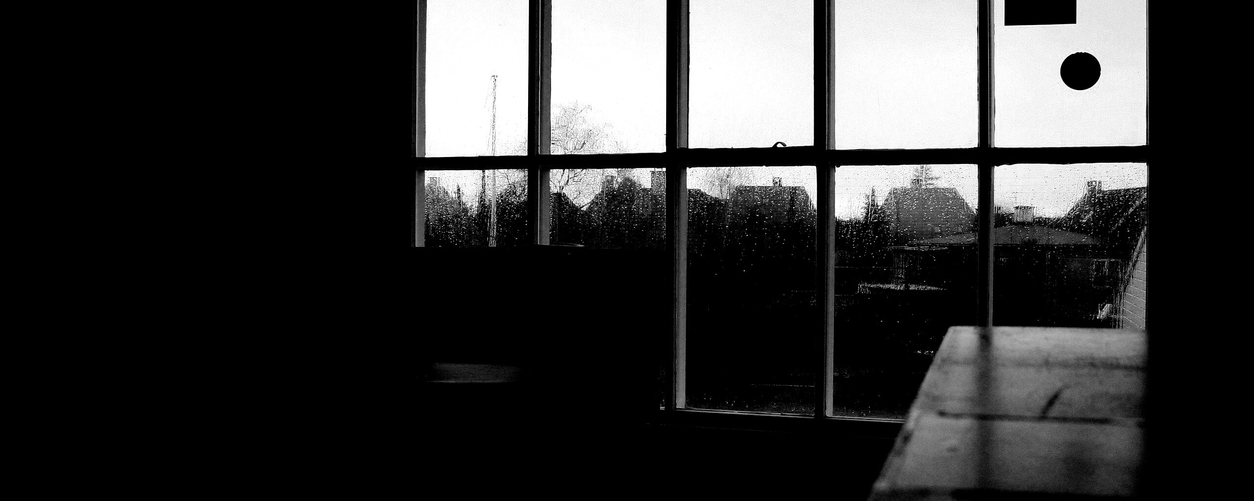 Тёмная комната и дождь за окном обои