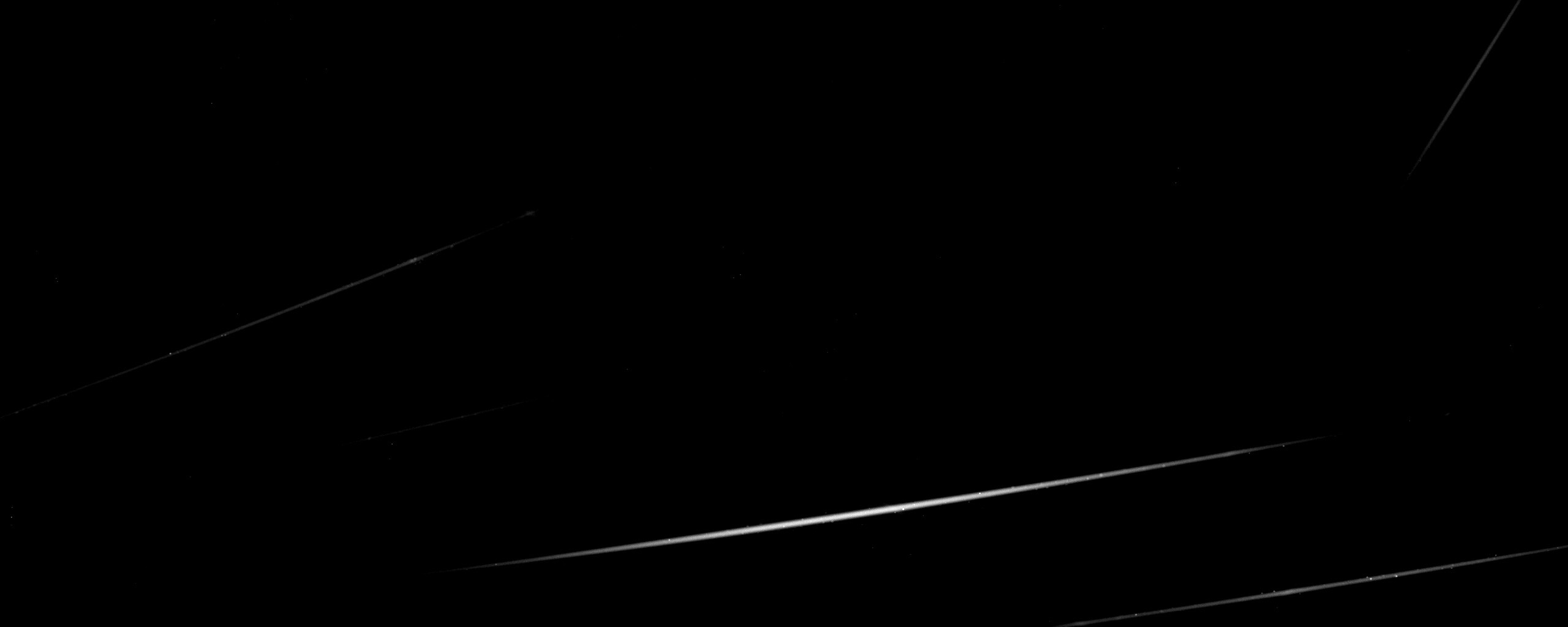 Лучи света на тёмно-синем фоне обои