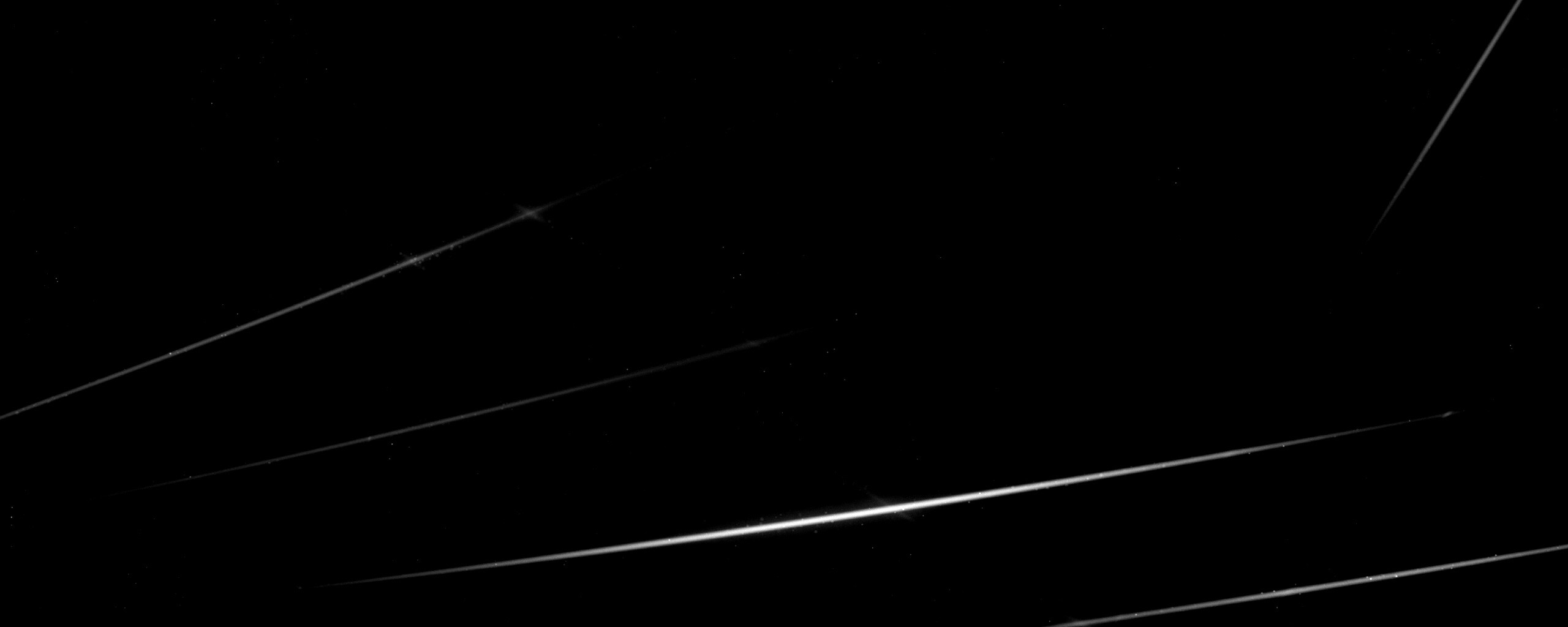 Лучи света на фиолетовом фоне обои