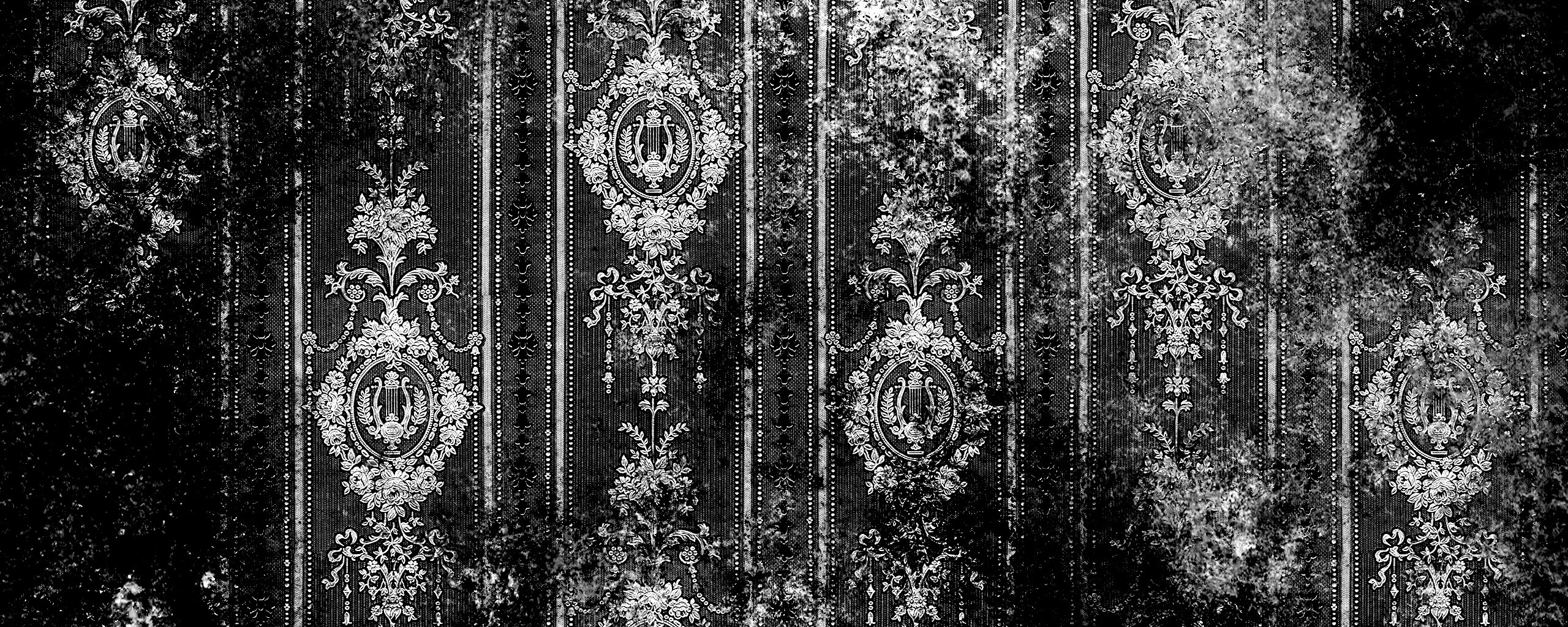 Старинные фиолетовые обои с узорами обои