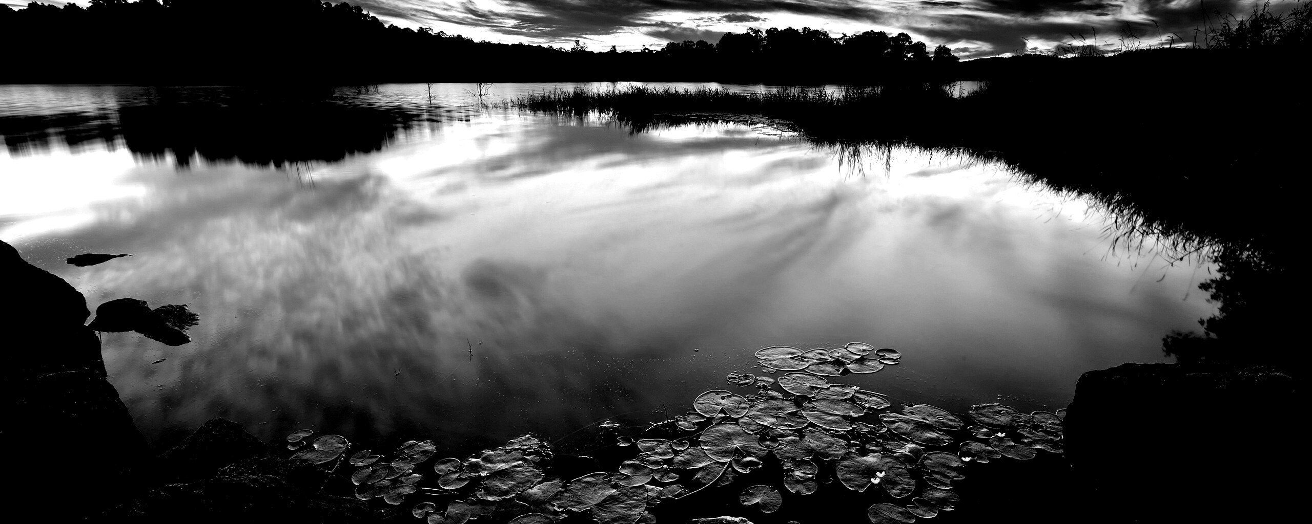 Озеро поздним вечером обои