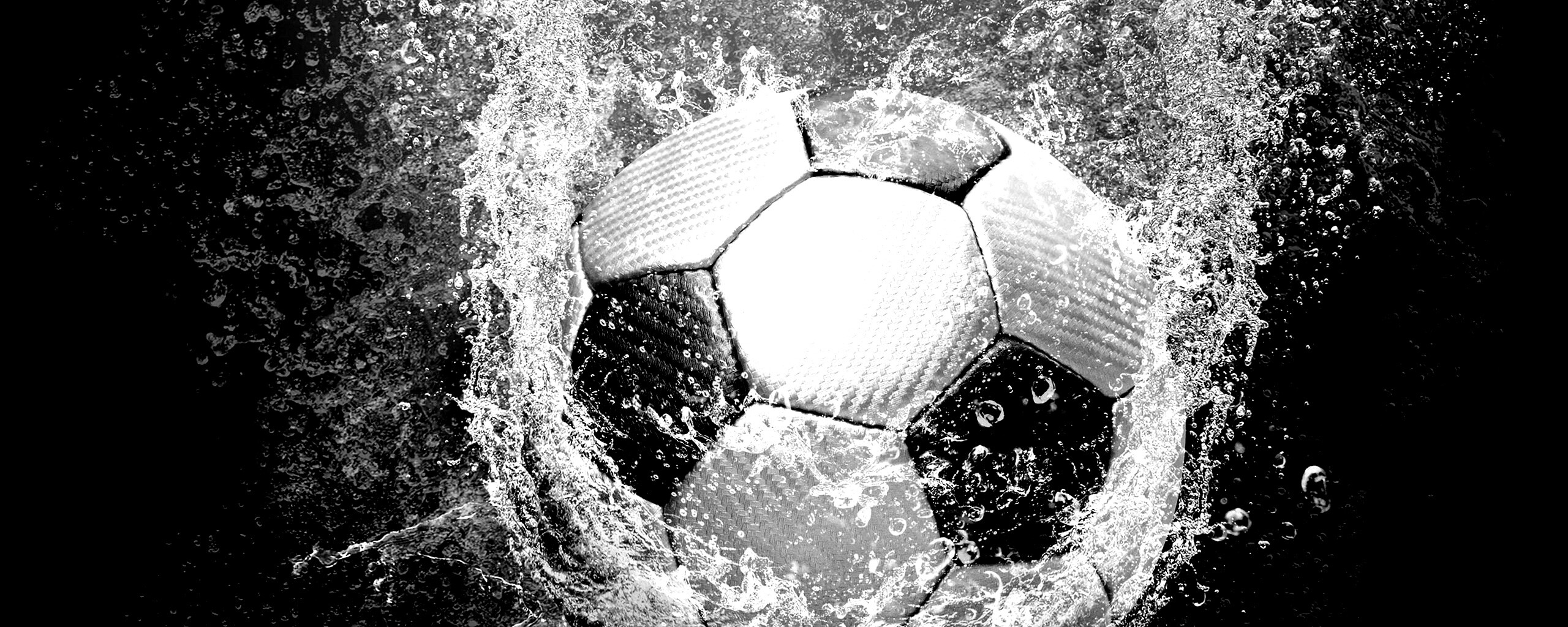 Футбольный мяч в воде обои