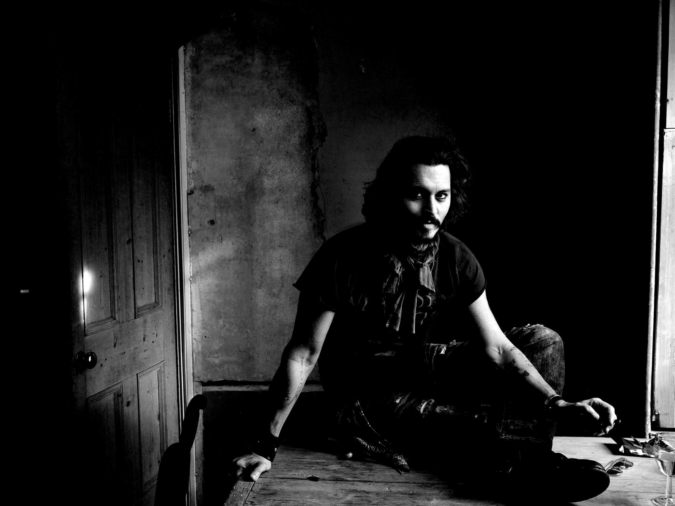 Джонни Депп на столе обои