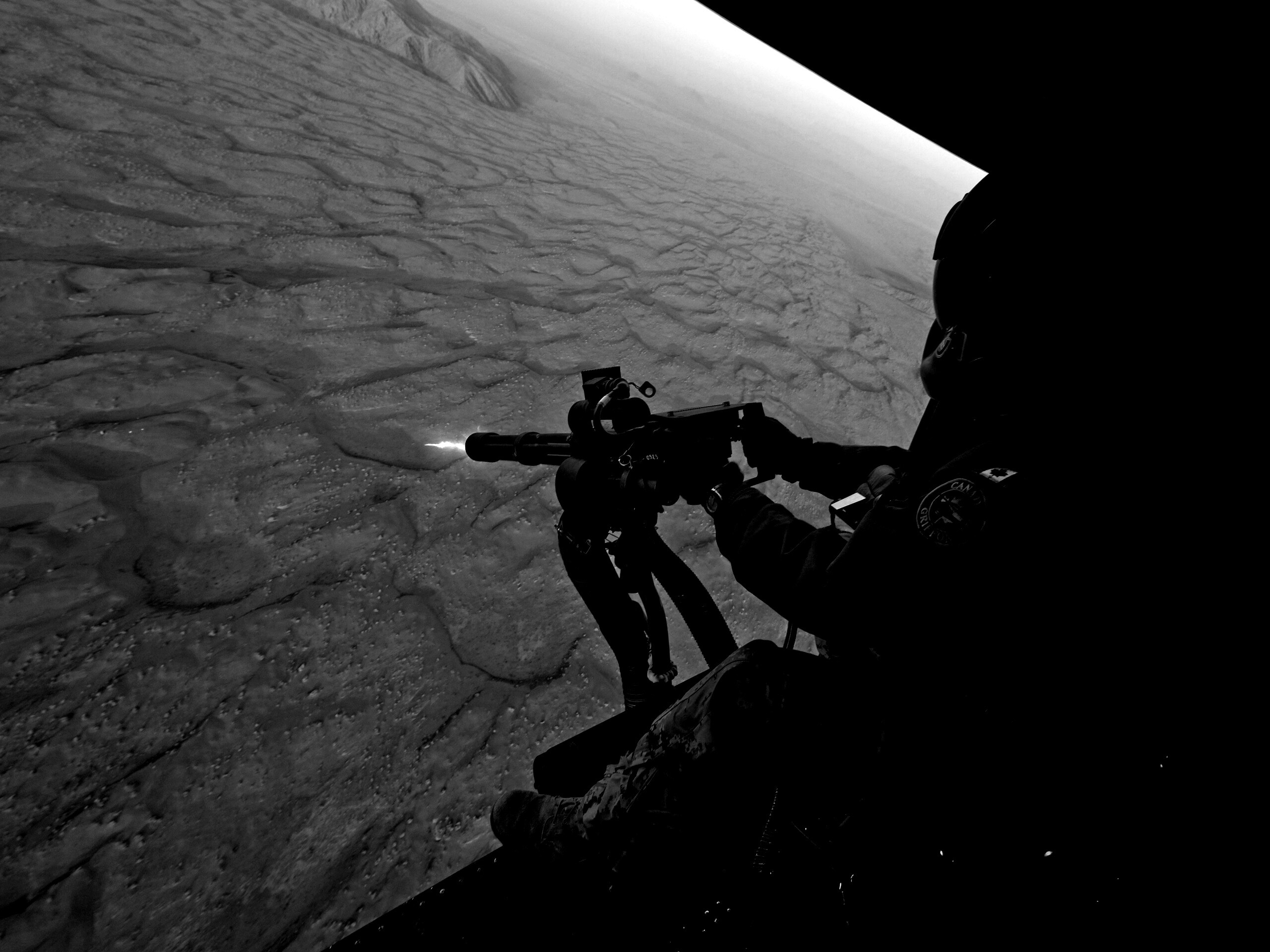 Обстрел с борта вертолета обои