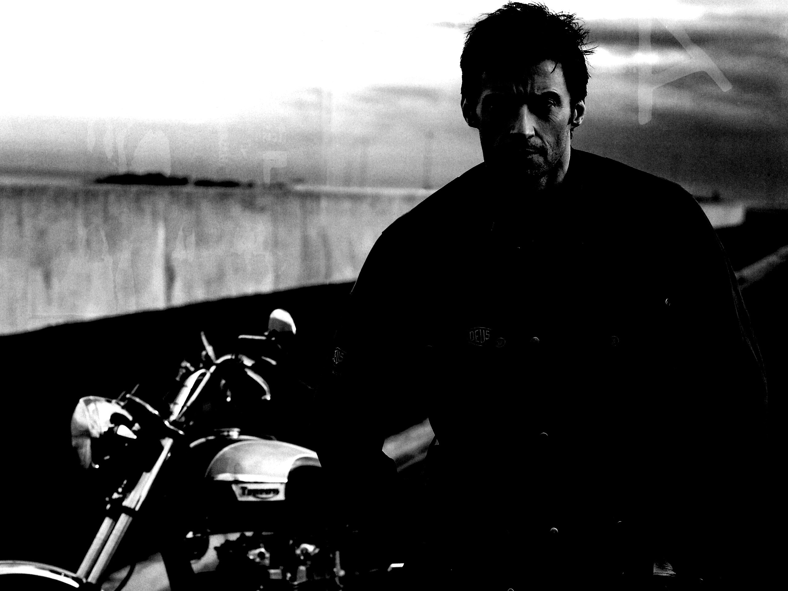 Хью Джекман с мотоциклом обои