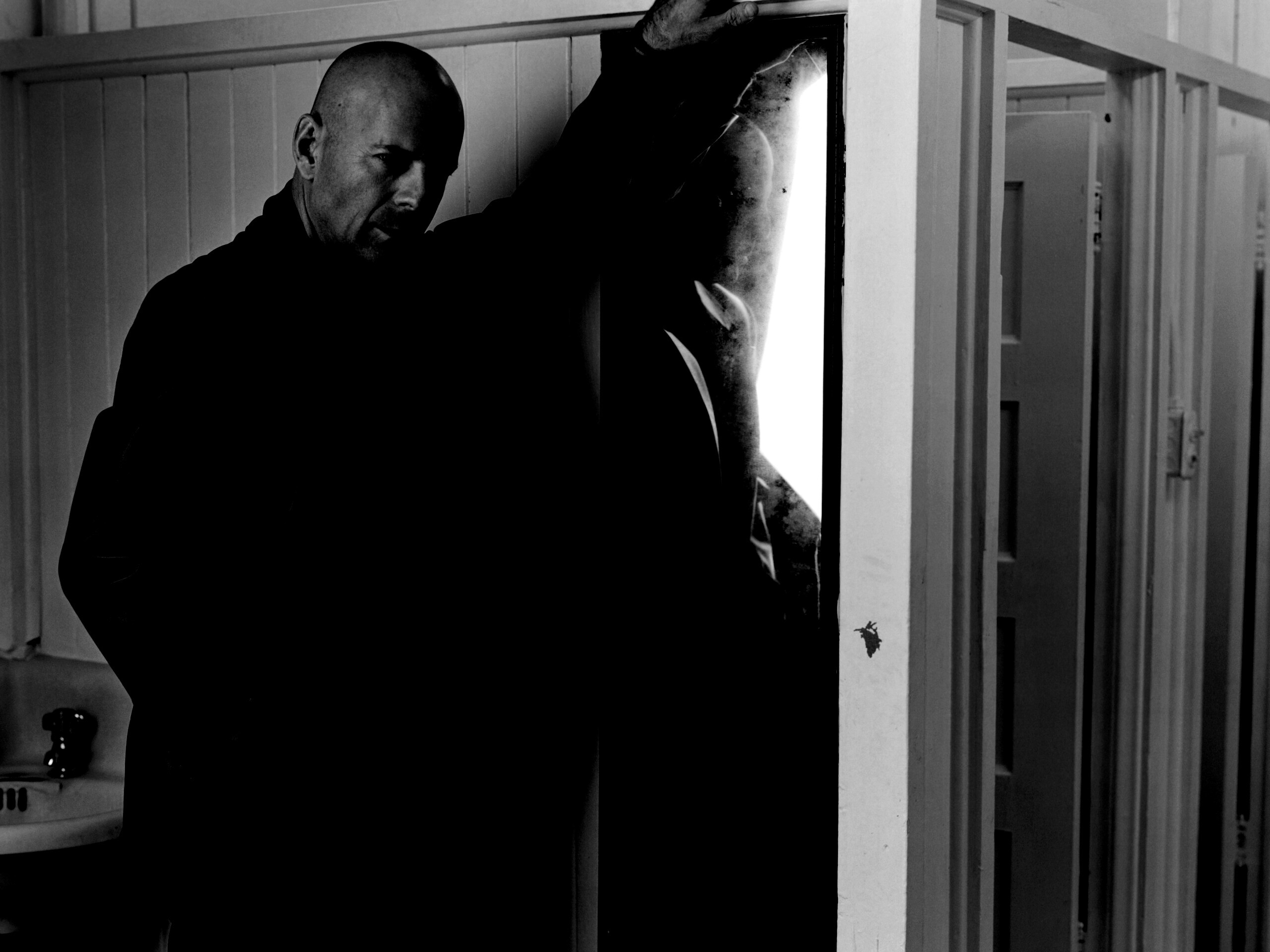 Брюс Уиллис у зеркала обои