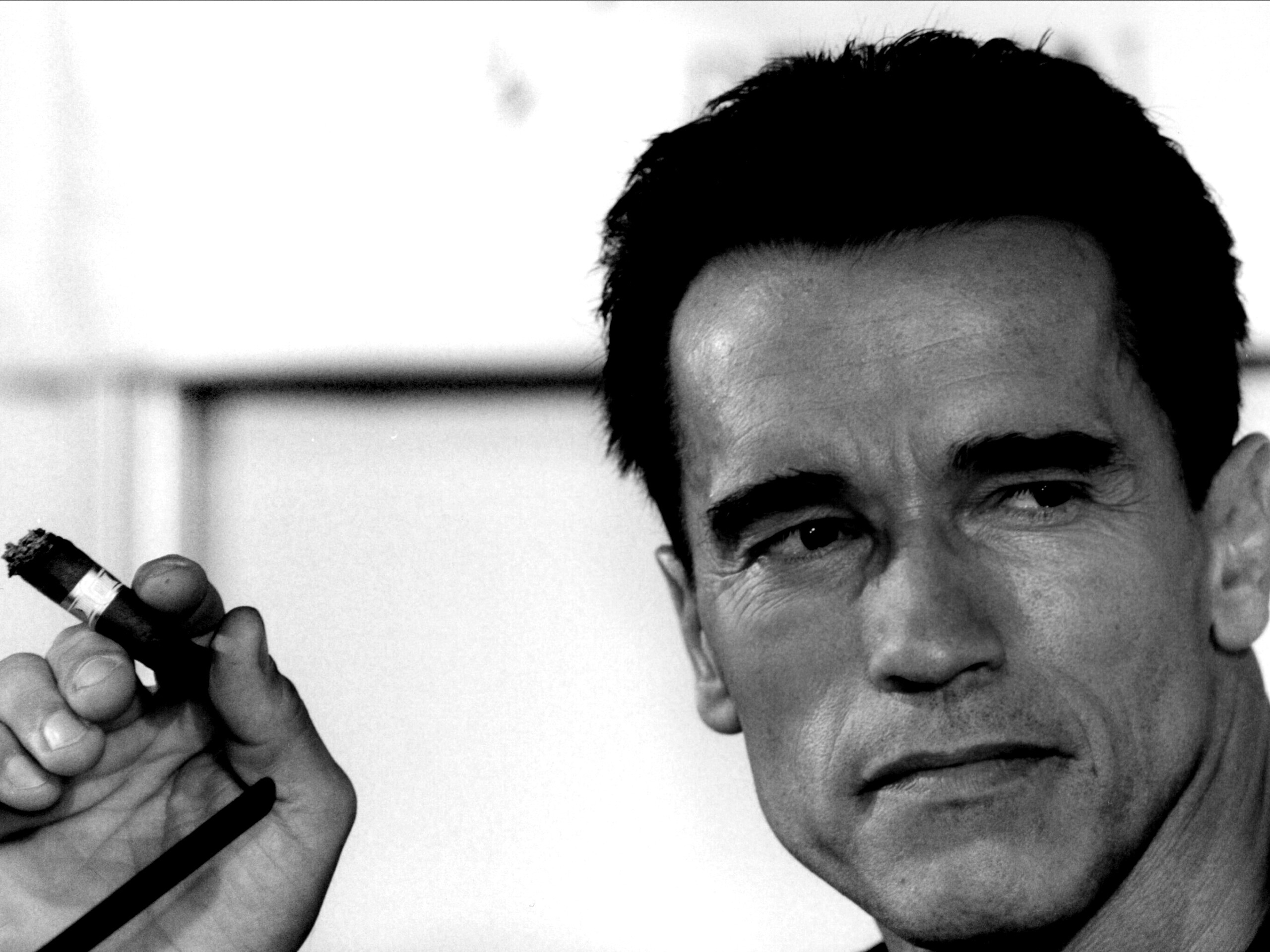 Арнольд Шварцнеггер с сигарой обои