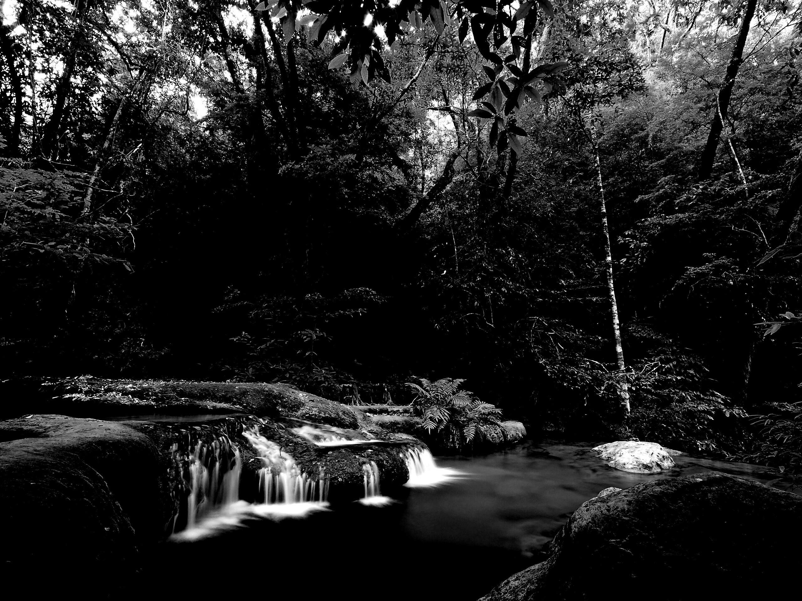 Водопадик в осеннем лесу обои