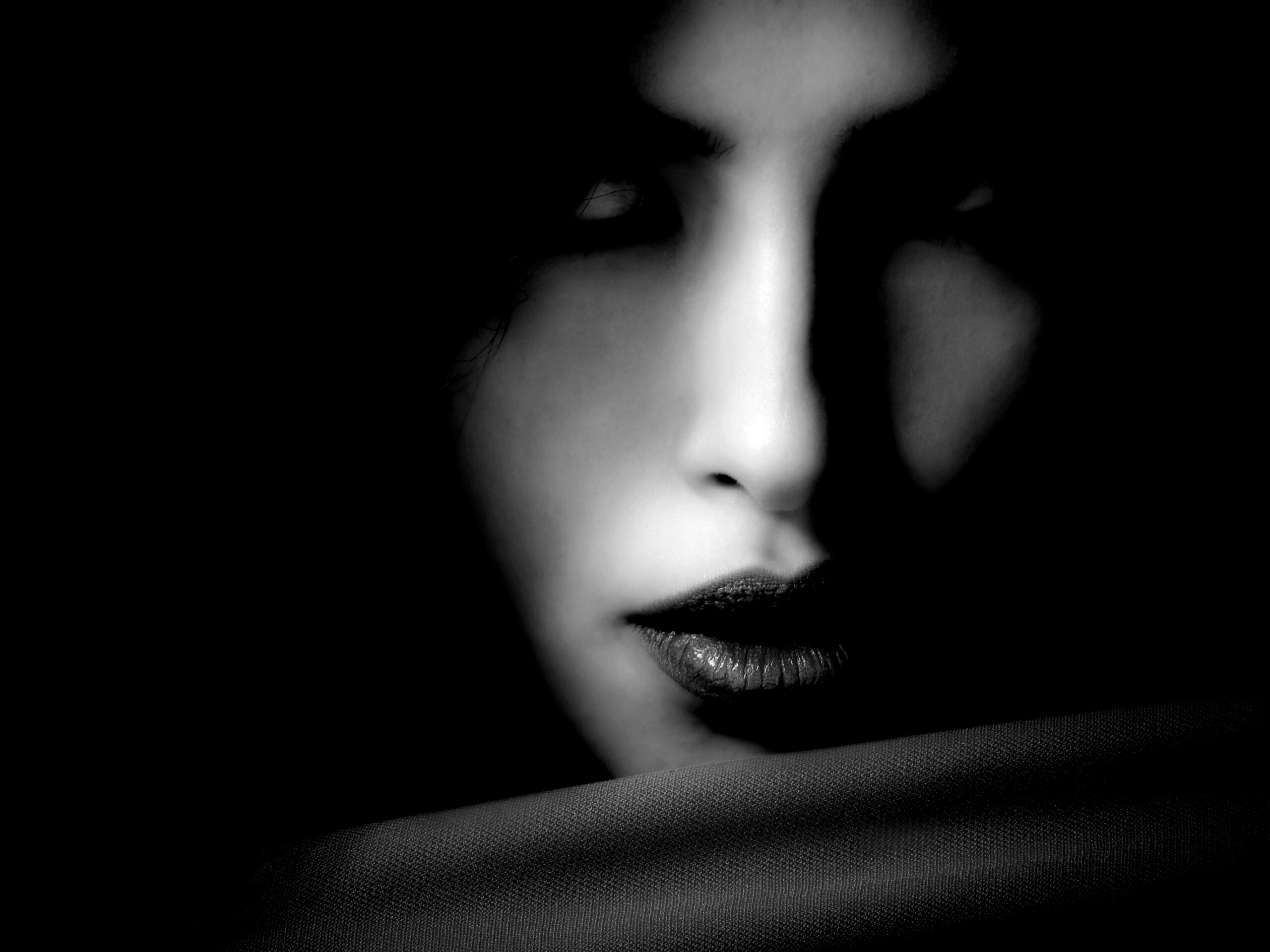 Женский взгляд обои