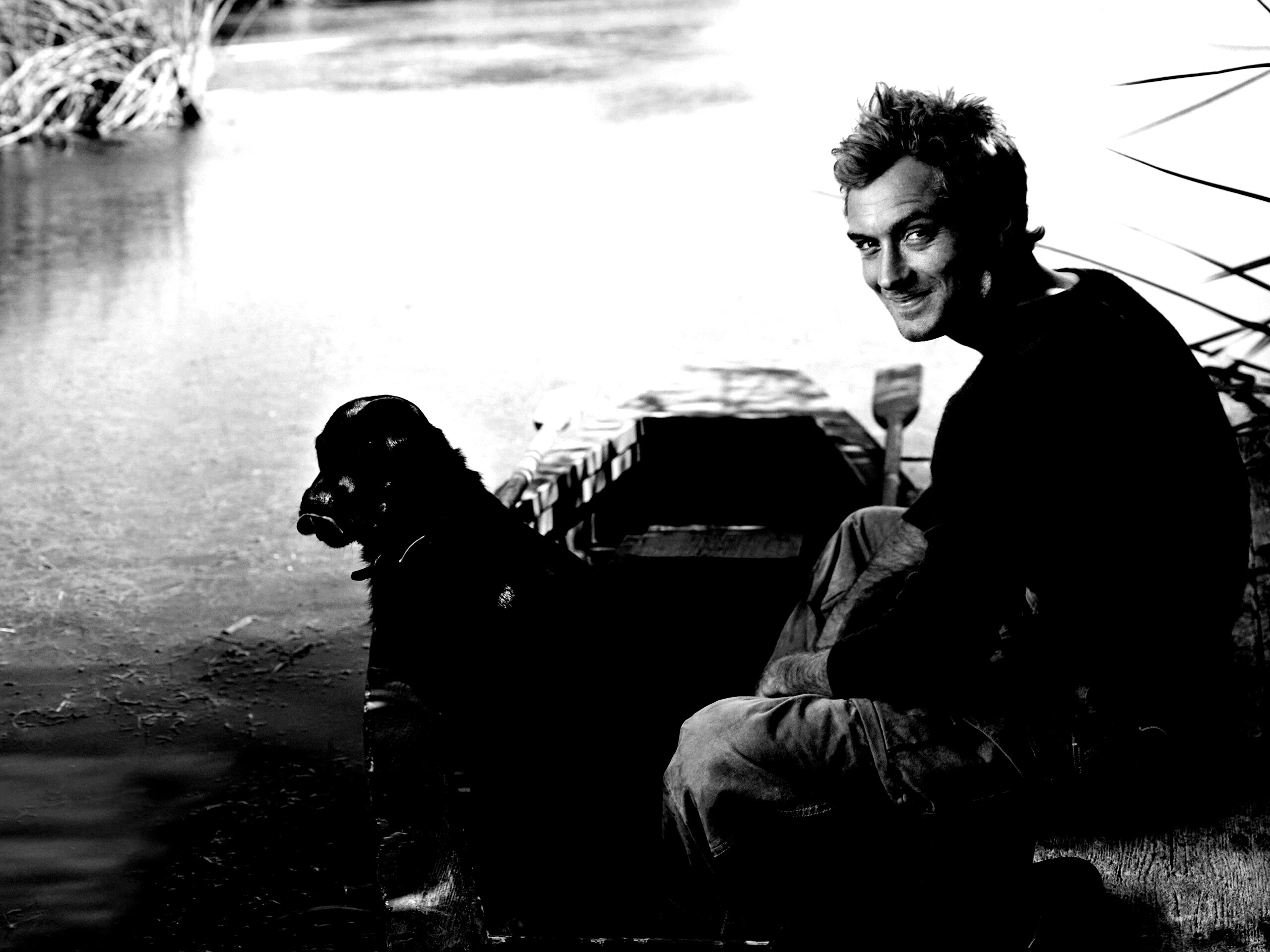 Джуд Лоу на лодке обои