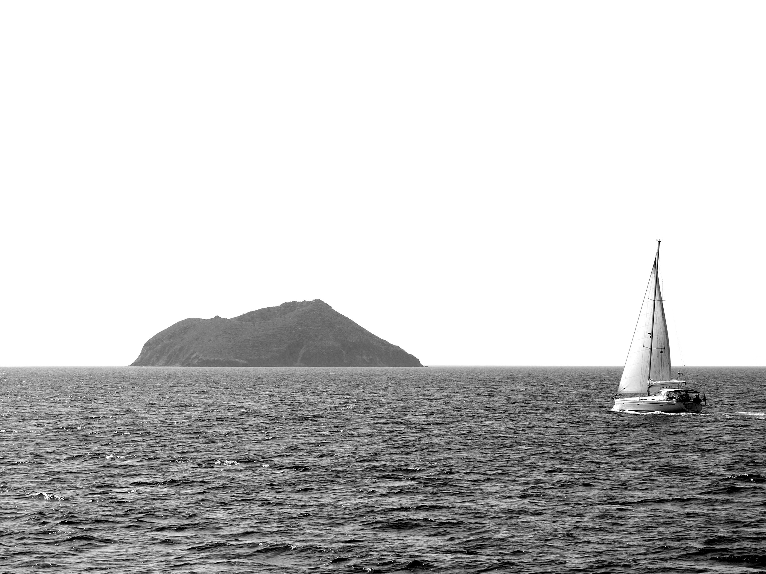 Яхта в море обои