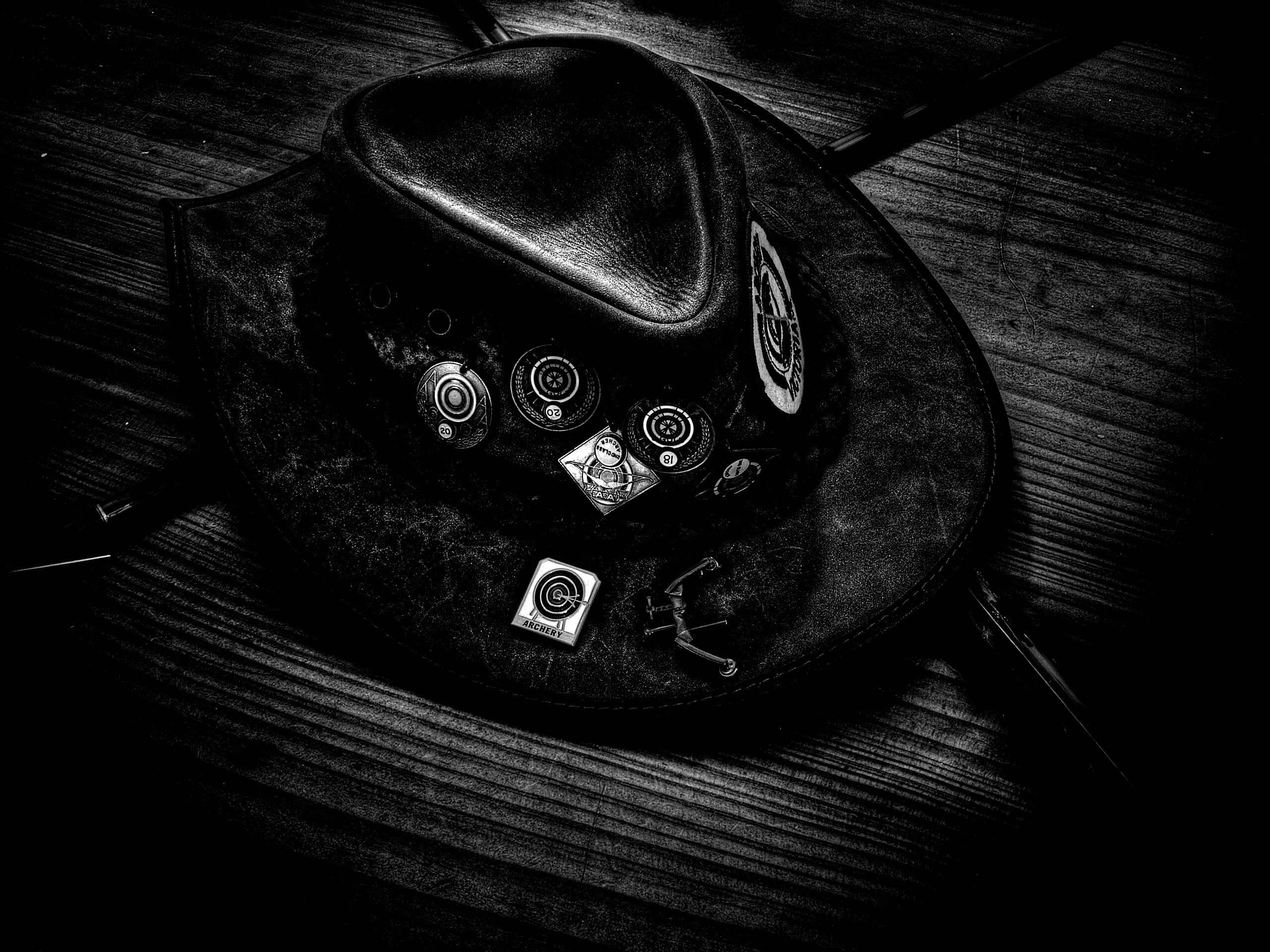 Шляпа и стрелы обои