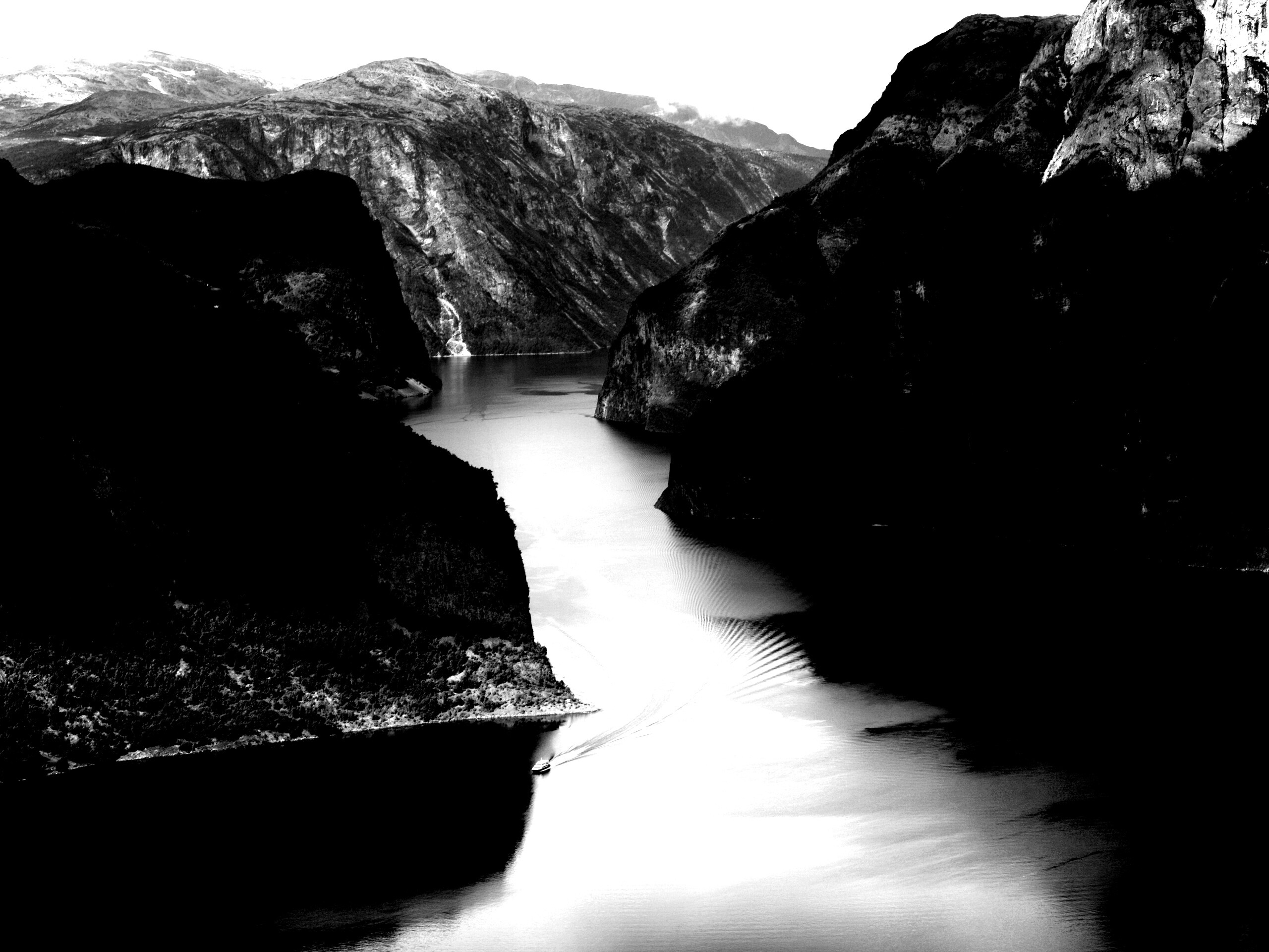 Лодка на реке среди высоких гор обои