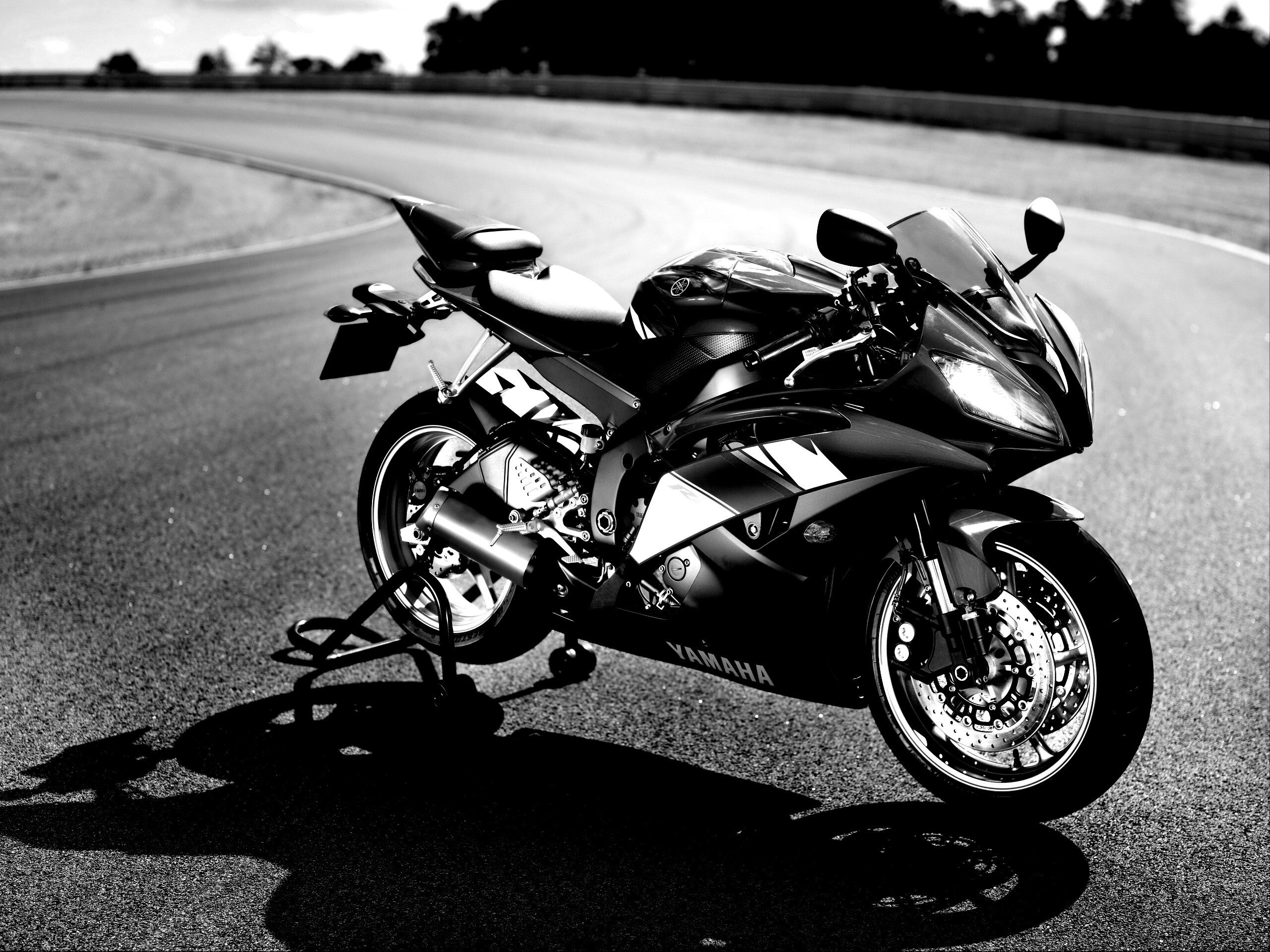 Мотоцикл Ямаха с блокиратором заднего колеса обои