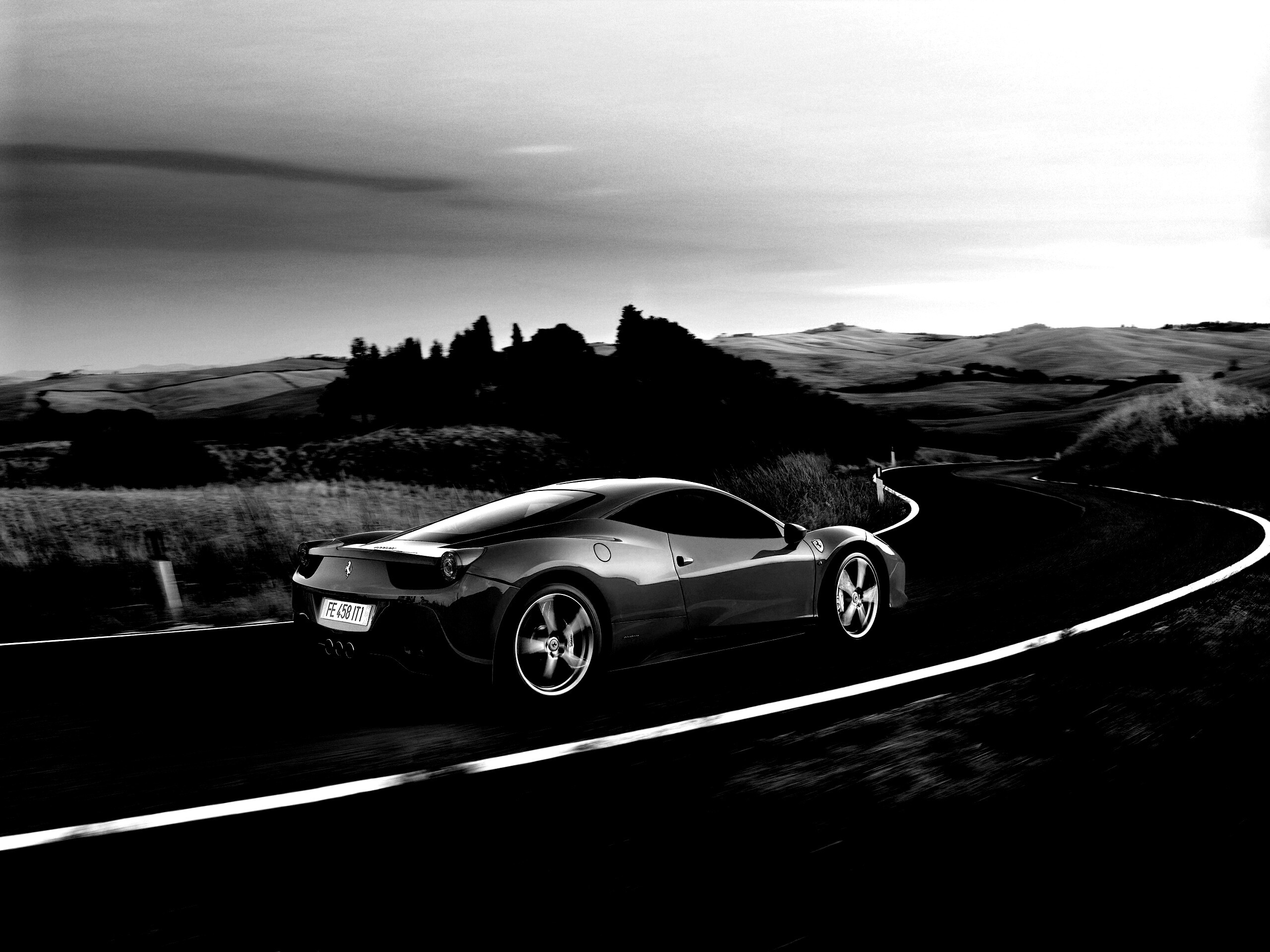 Красная феррари на извилистой дороге обои