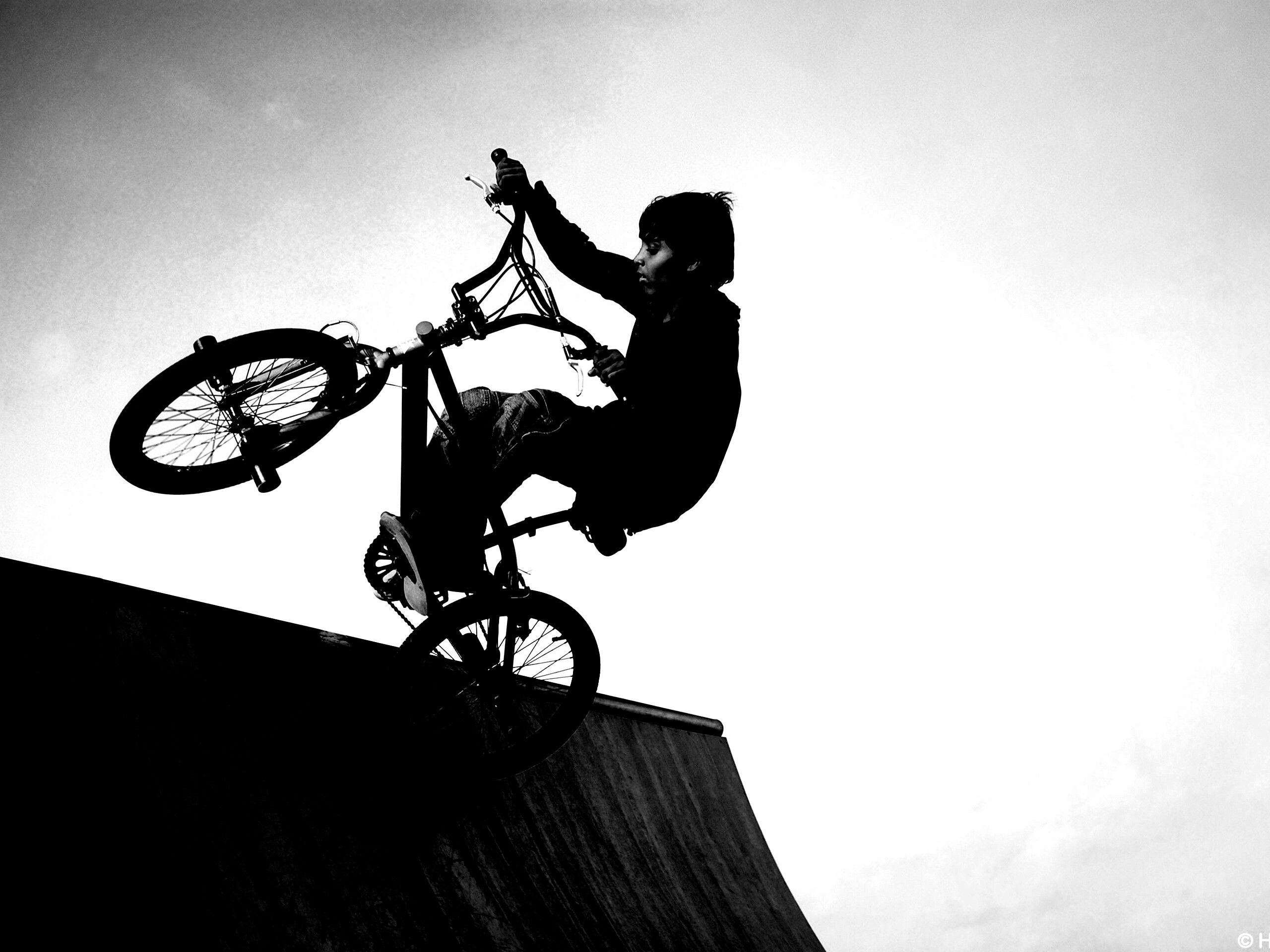 Мальчик на рампе обои