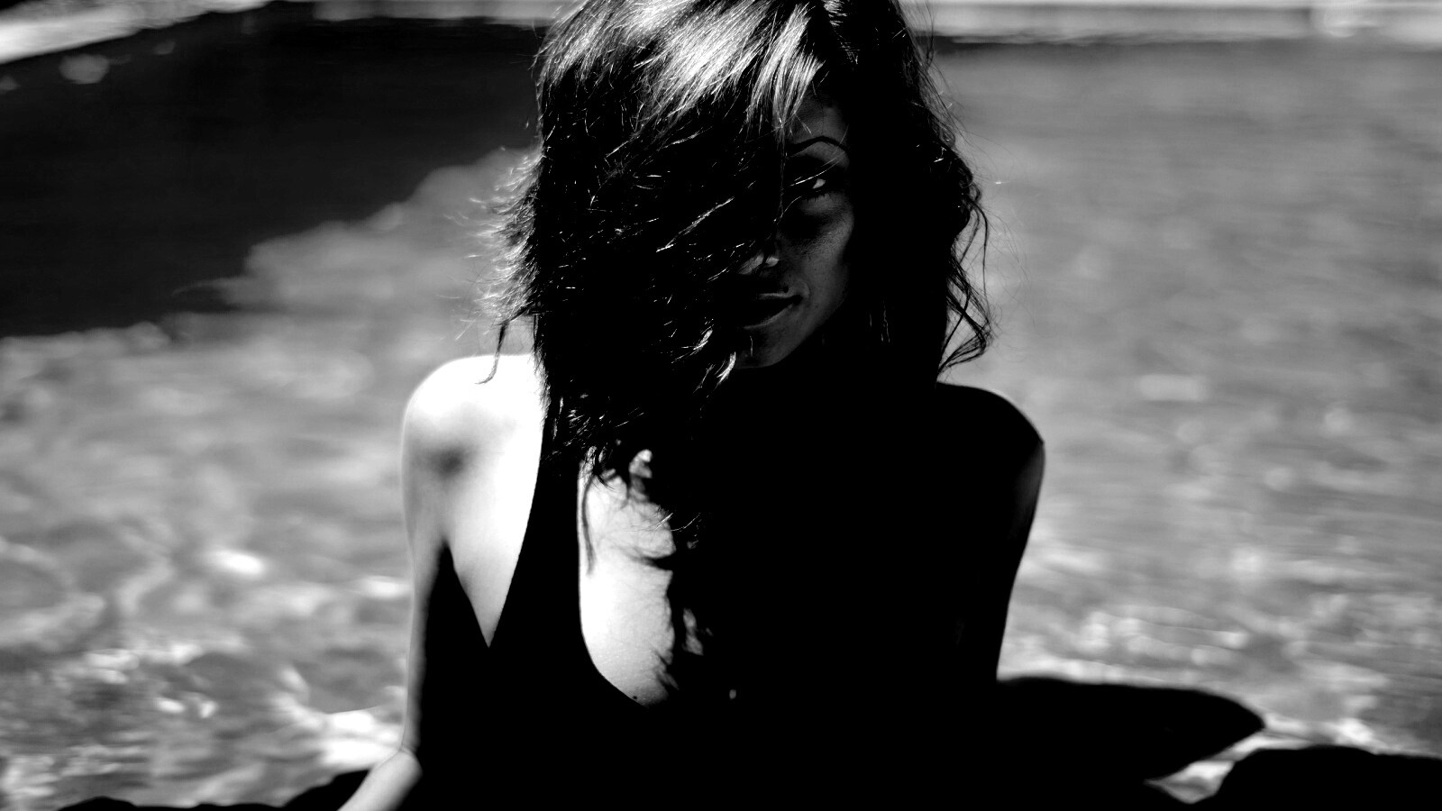 Девушка рядом с бассейном обои