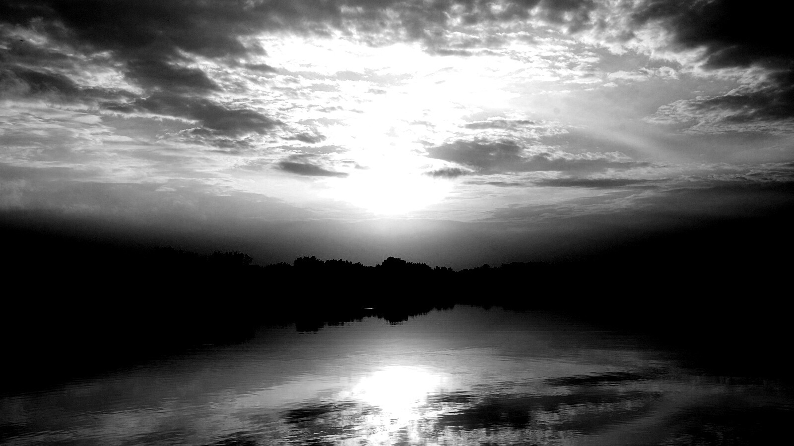 Закат отражается в озере обои